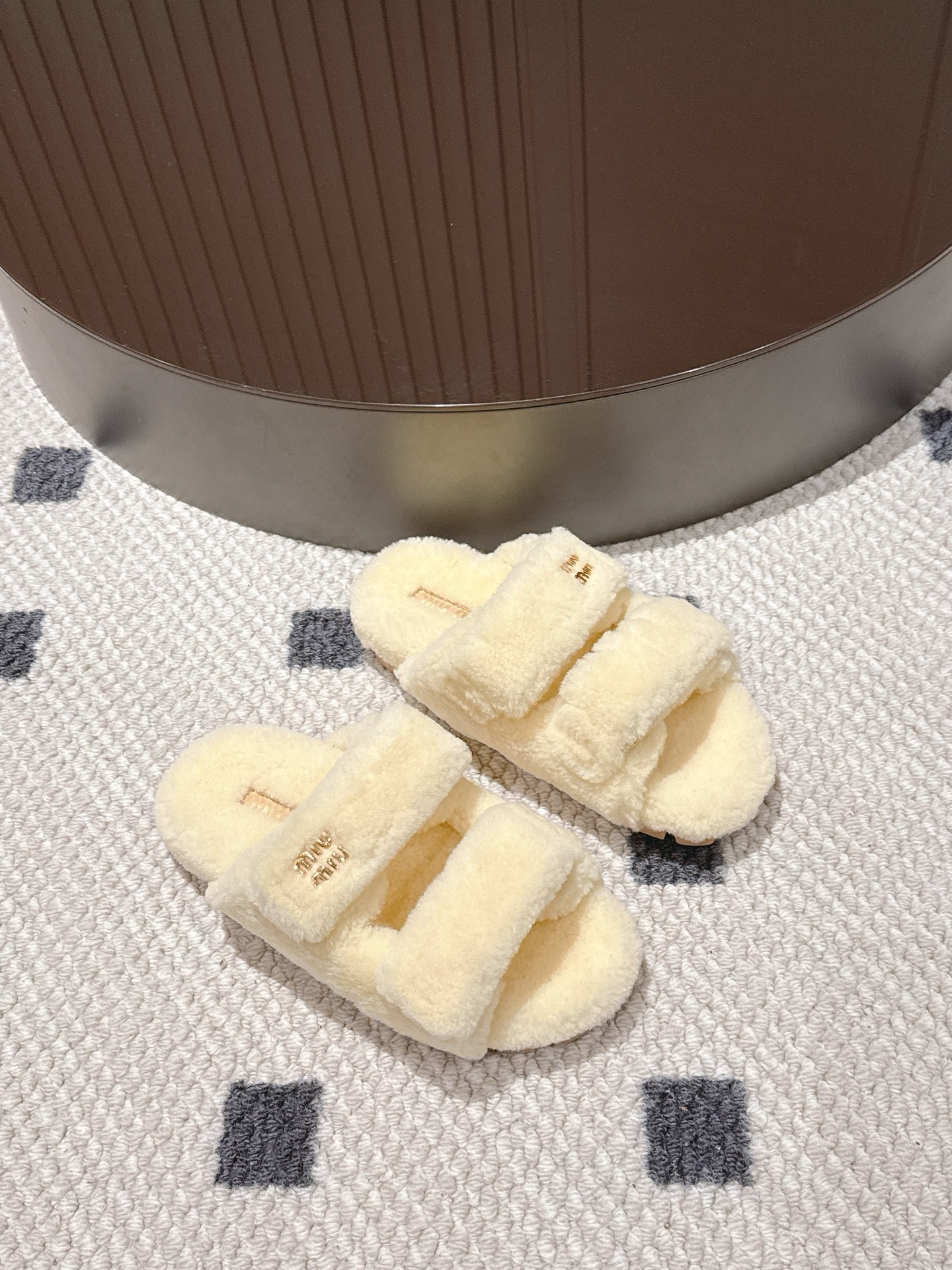 미우미우 양털 슬리퍼