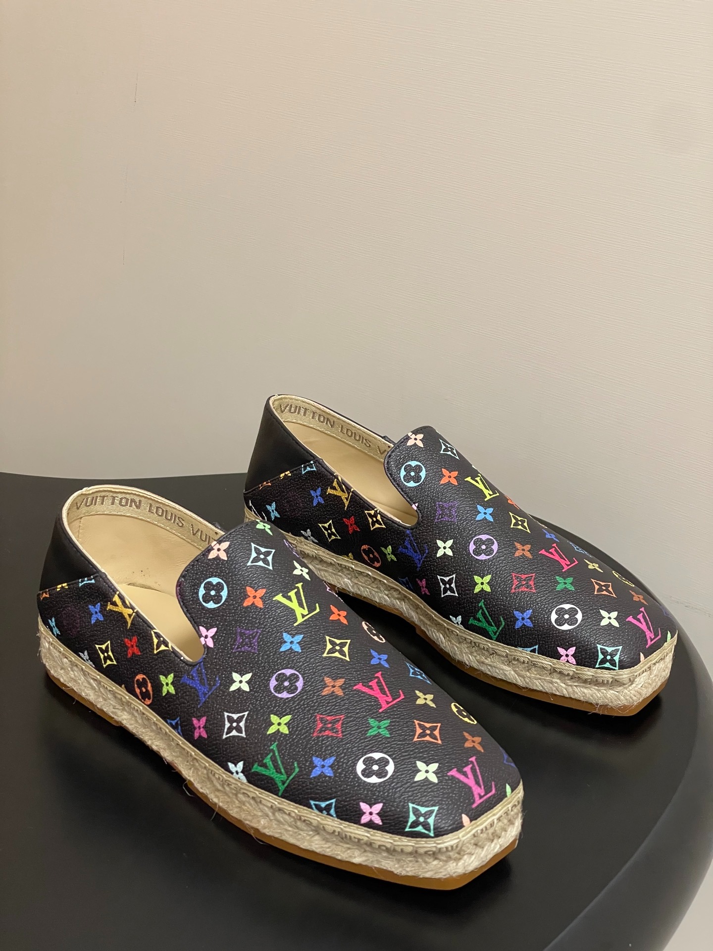 루이비통 25 초가을 신상 자수 힐 단화