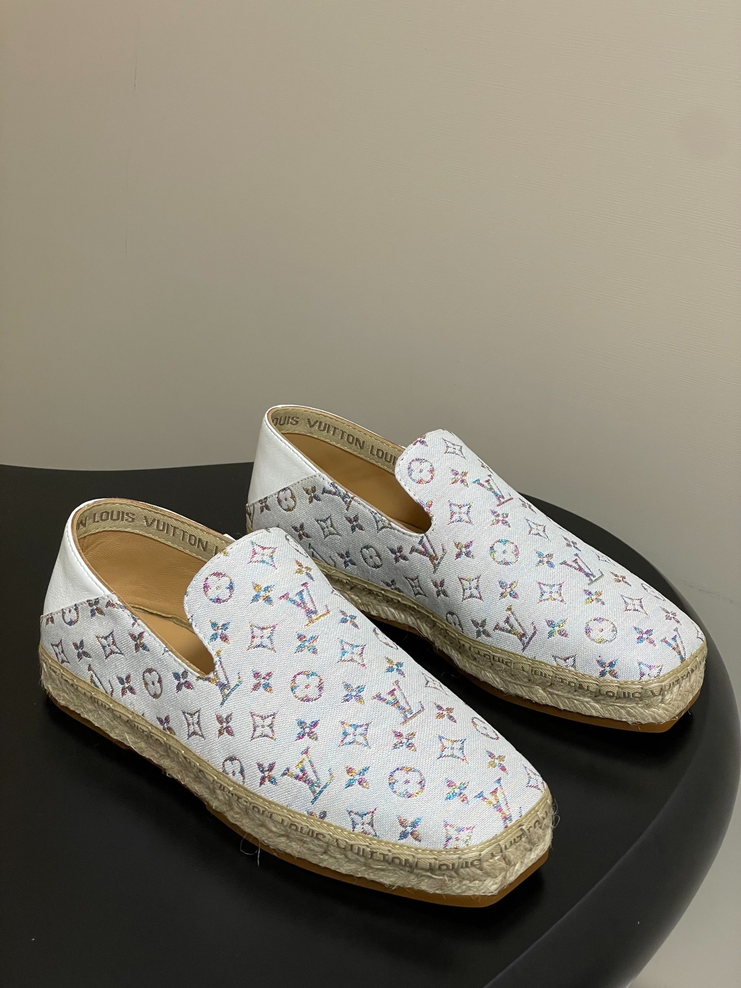 루이비통 25 초가을 신상 자수 힐 단화