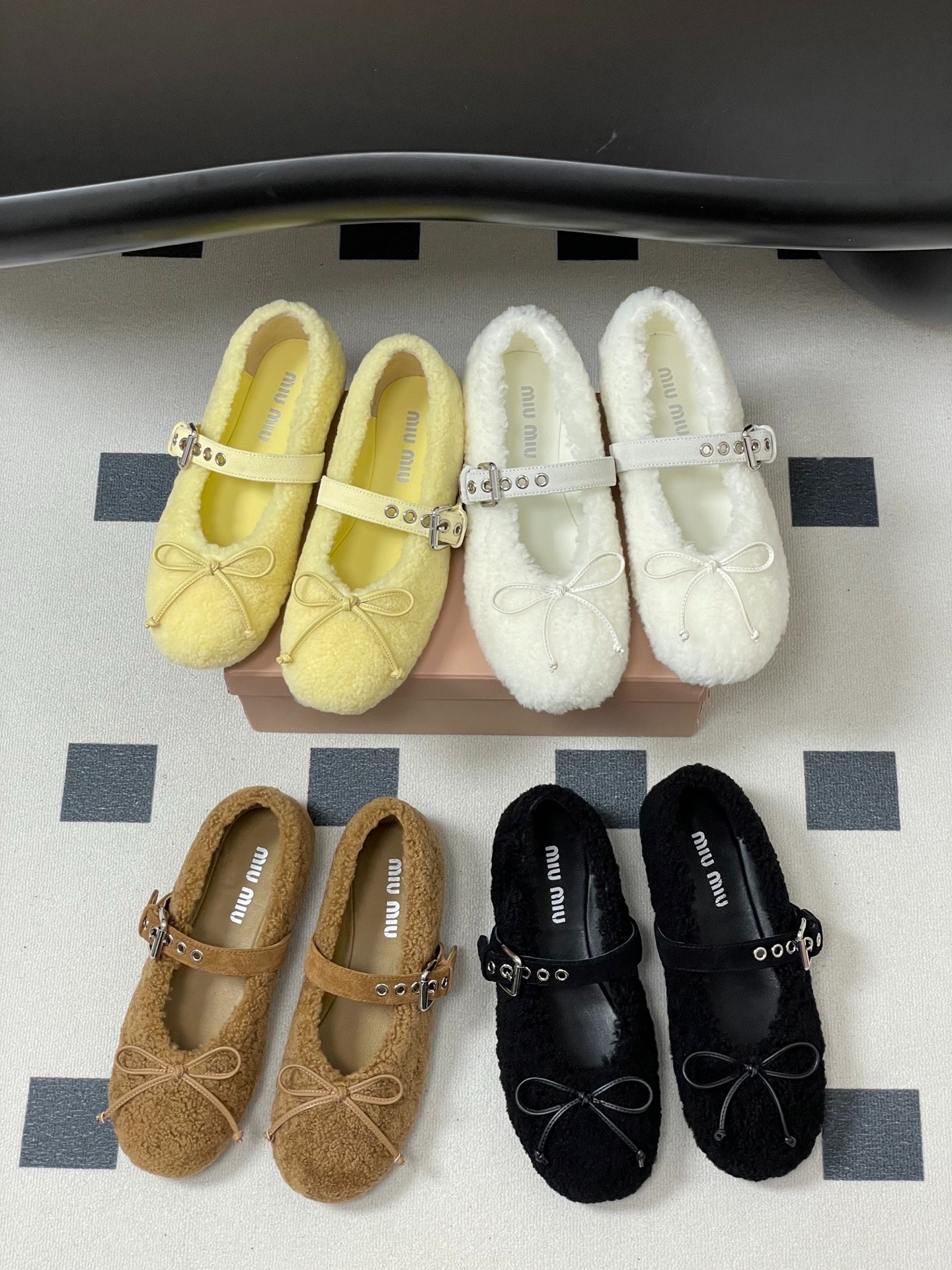 미우미우 25Ss 신상 메리제인 양털 발레단화