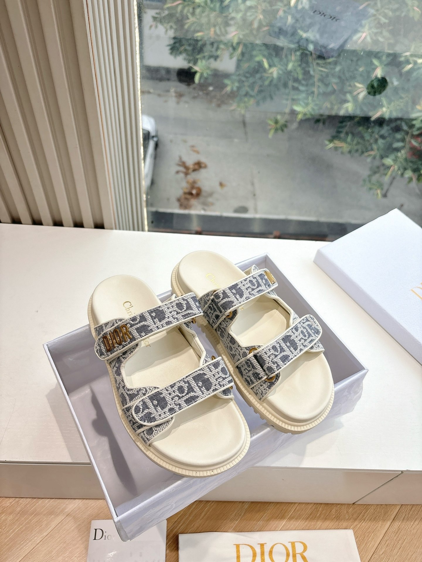 디올 2025 이른 봄 신상 뮬 슬리퍼