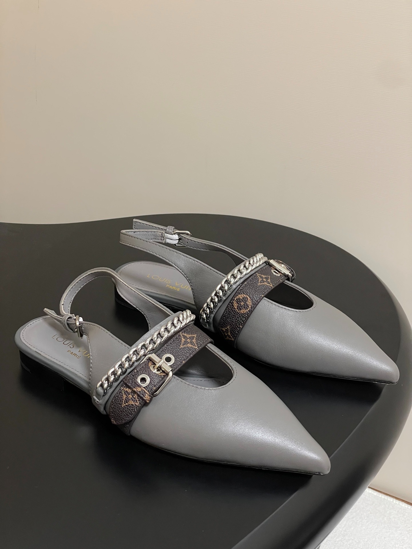 루이비통 25 신상 체인백 플랫슈즈 스틸레토힐 샌들