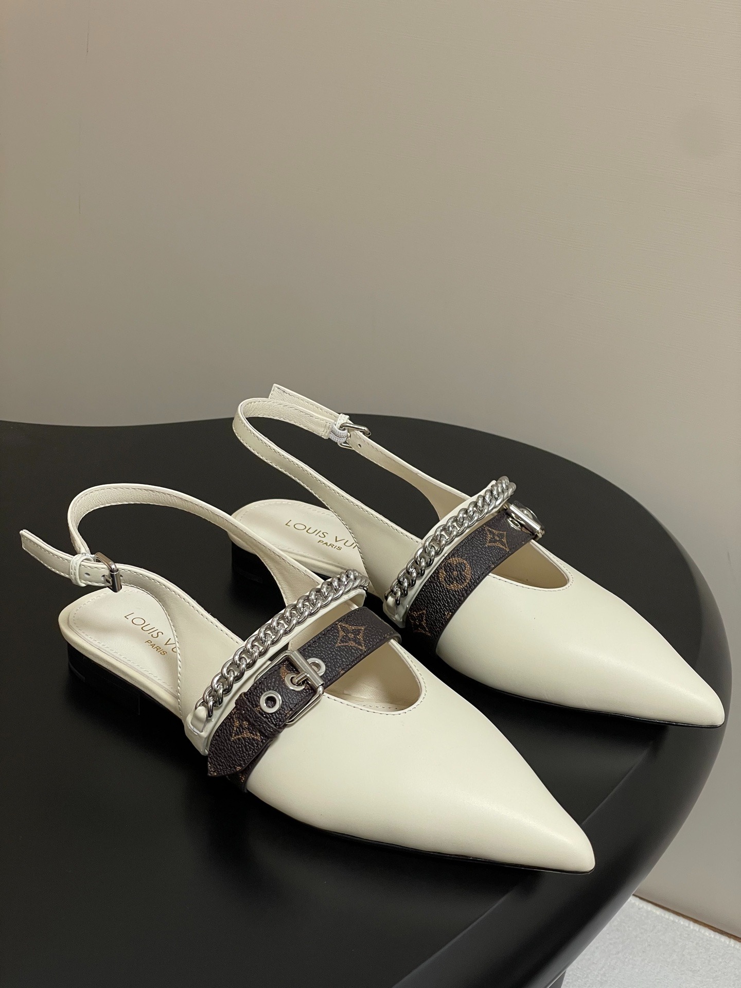 루이비통 25 신상 체인백 플랫슈즈 스틸레토힐 샌들