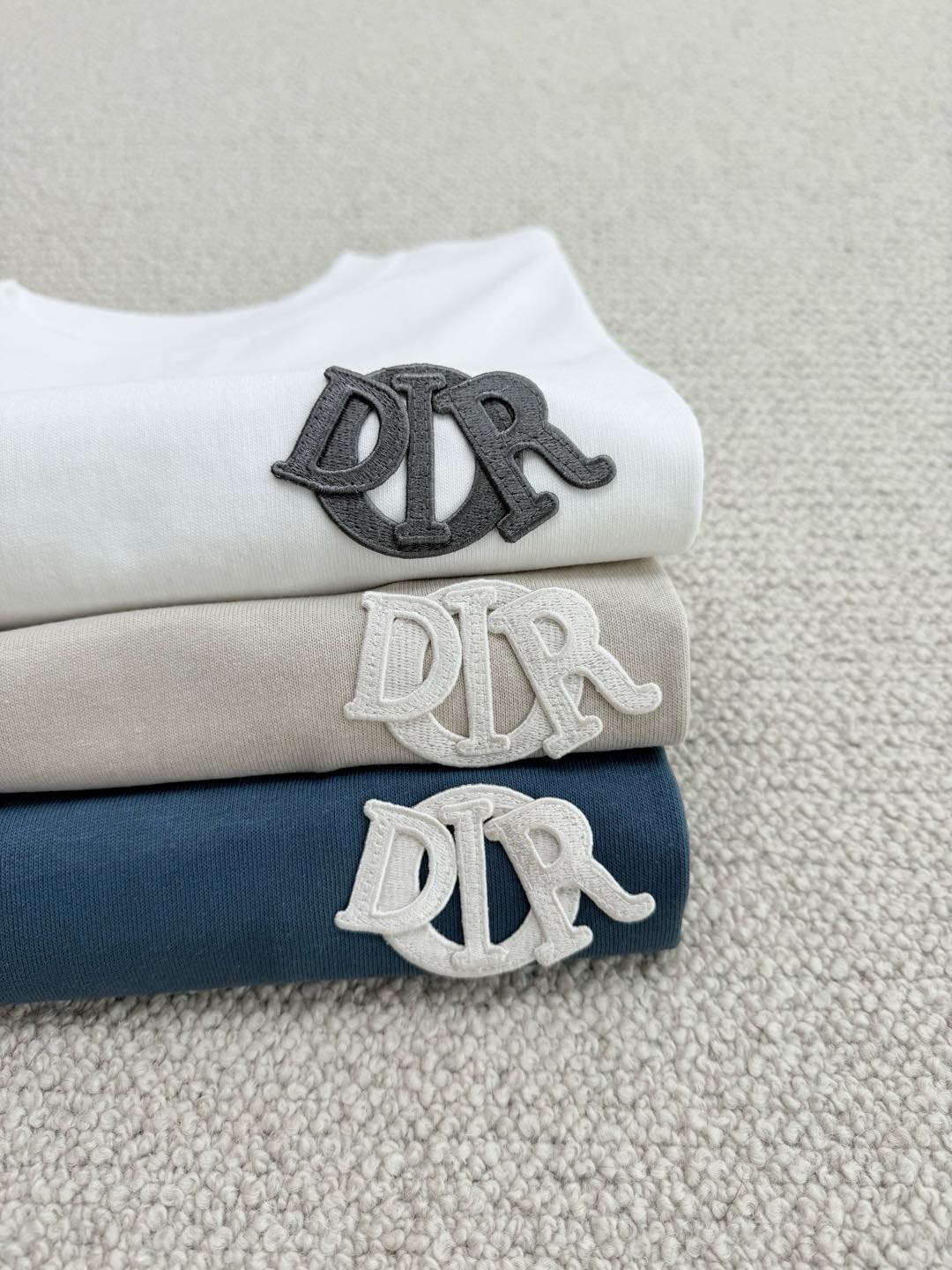 디올 시그니처 자수 티셔츠