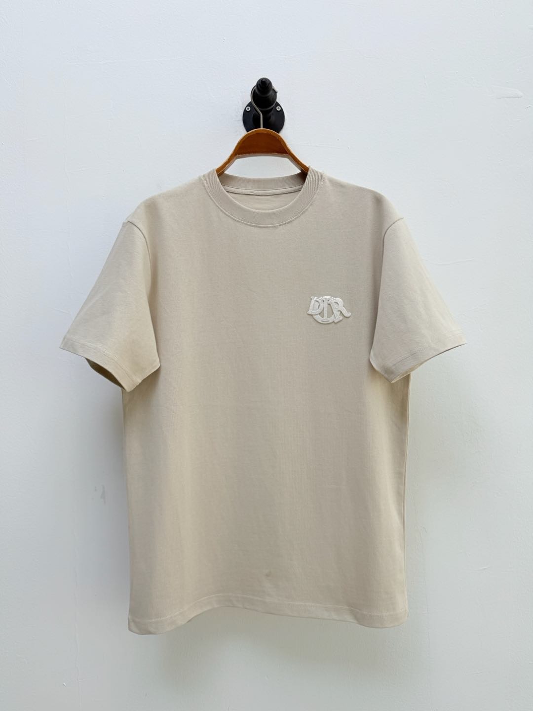 디올 시그니처 자수 티셔츠