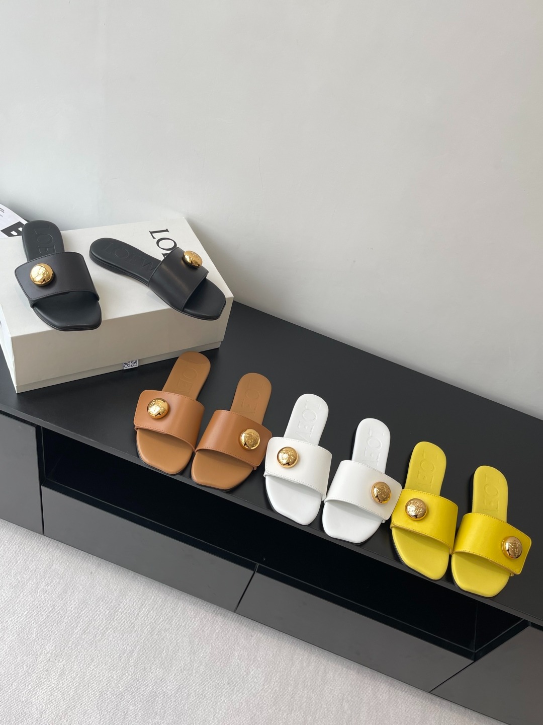 로에베 25ss 신상품 빈티지 플랫 비치 슬리퍼