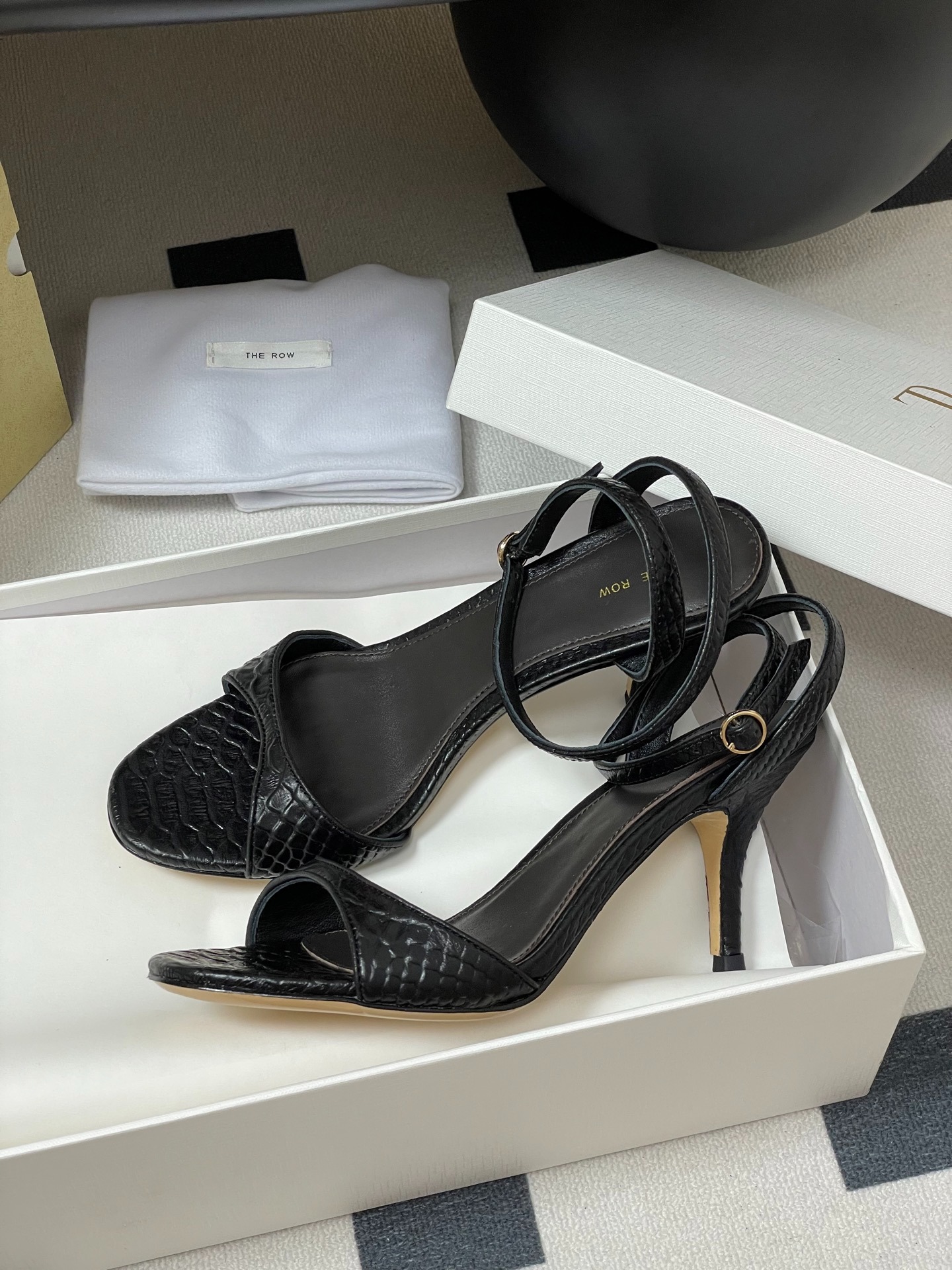 더로우 25s 봄여름 신상 메탈릭 가죽스트랩 힐