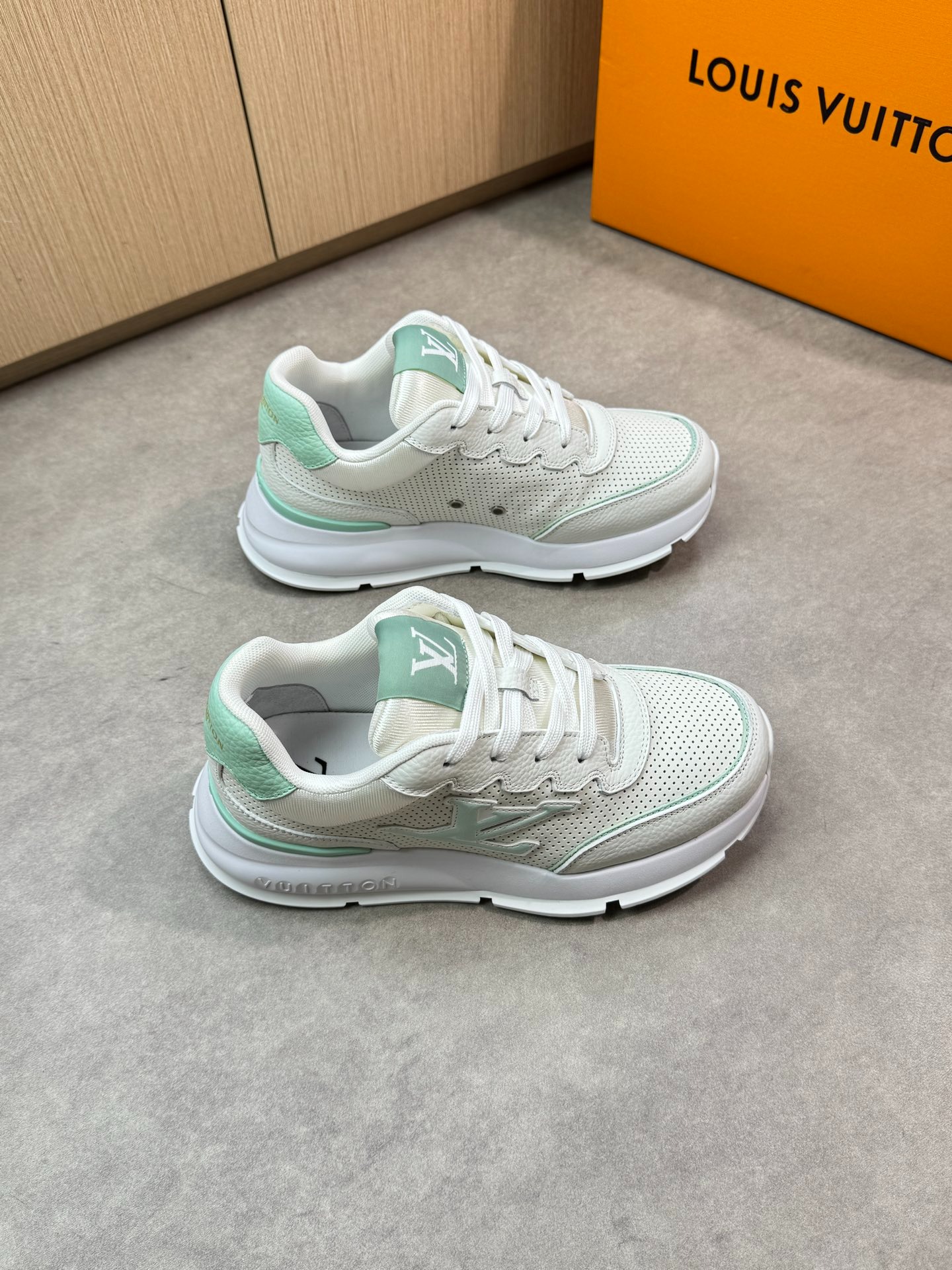 루이비통 클래식 스니커즈