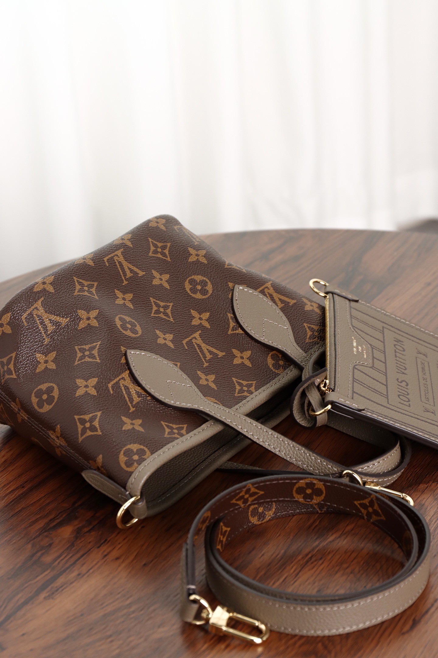 루이비통 네버풀 반둘리에 인사이드 아웃BB백