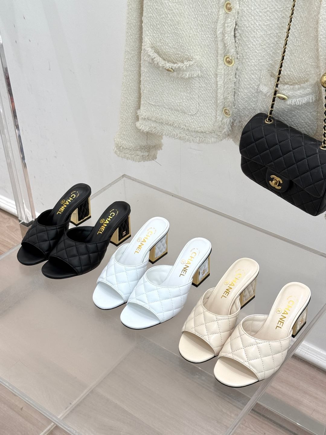 샤넬 이른 봄 신상 퀼팅 일자 스트랩 슬리퍼