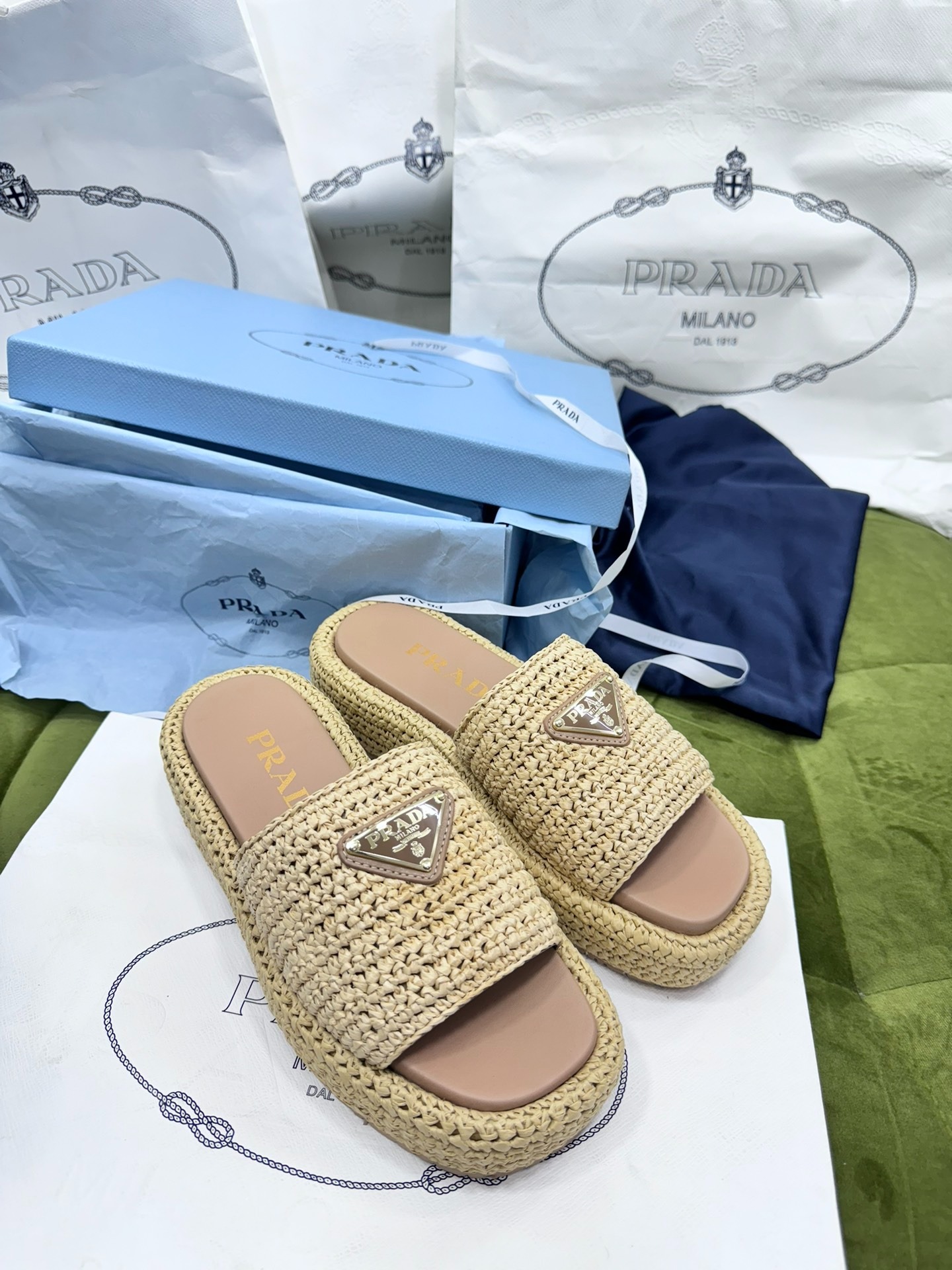 프라다 밀짚 바캉스 슬리퍼