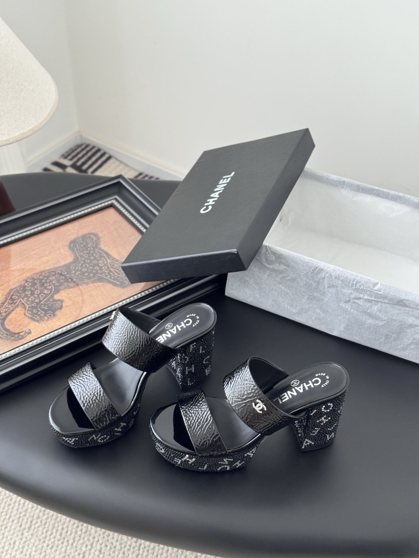 샤넬 25K 핫픽스 양가죽 통굽 샌들