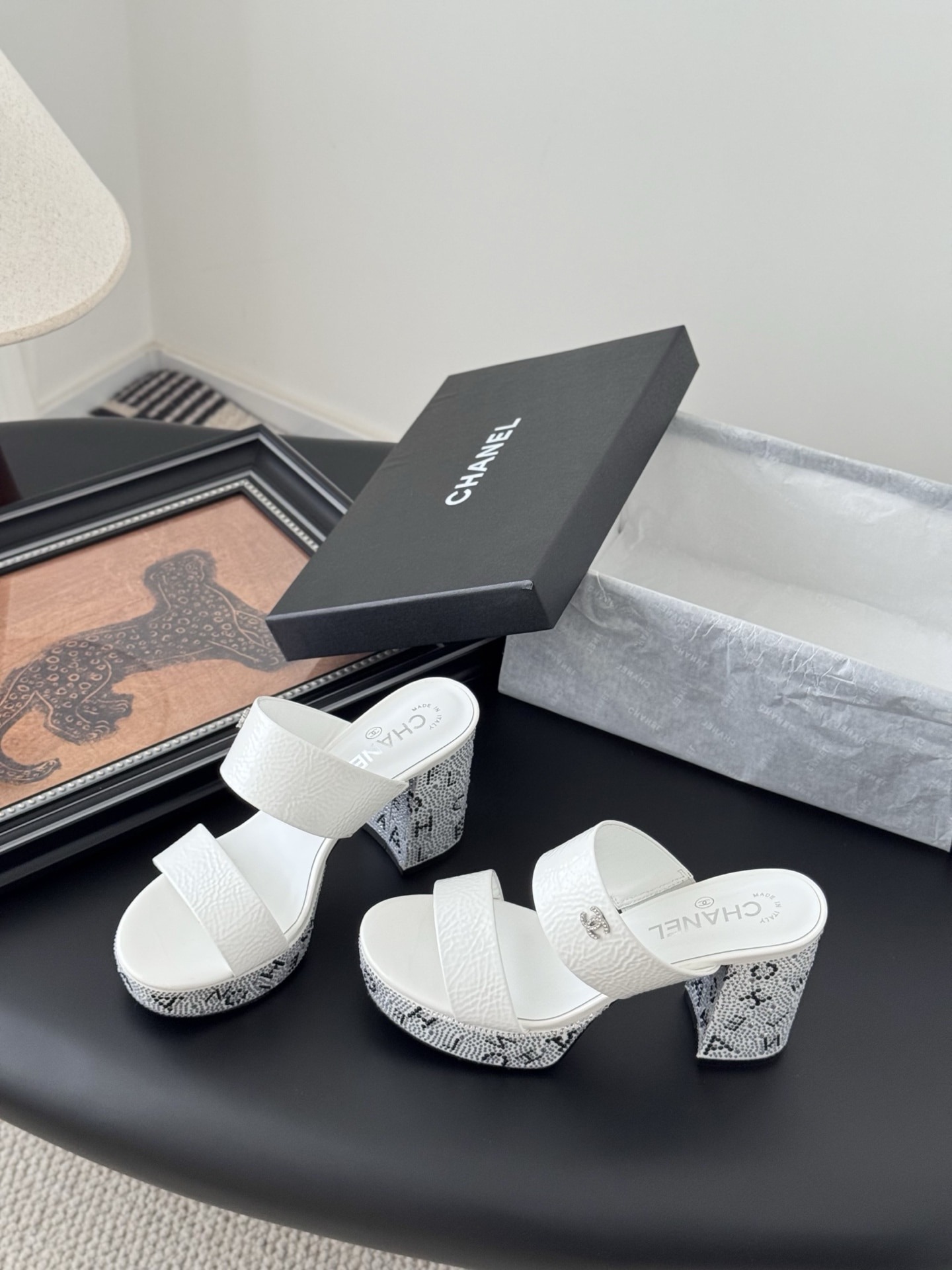 샤넬 25K 핫픽스 양가죽 통굽 샌들