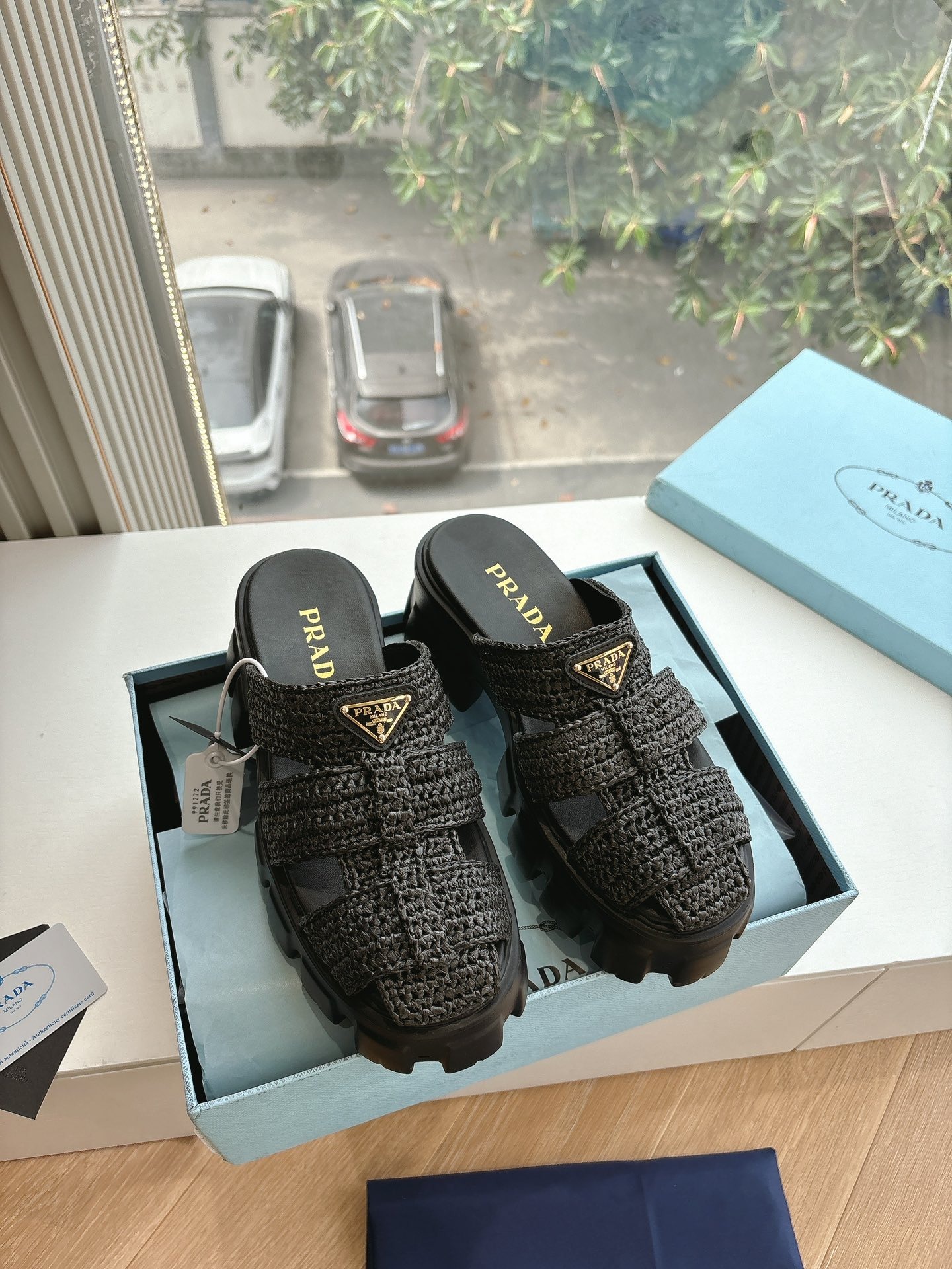 프라다 2025 봄여름 신상 통굽 샌들 벨크로