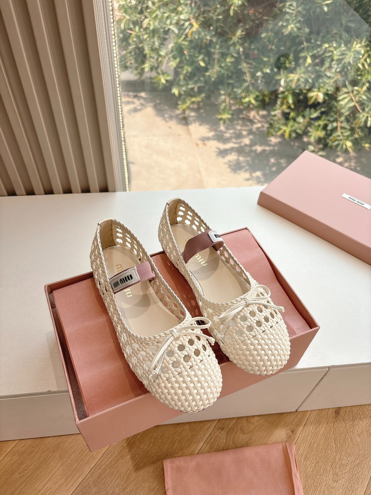 미*미우 리본 장식 새틴 발레 플랫 슈즈