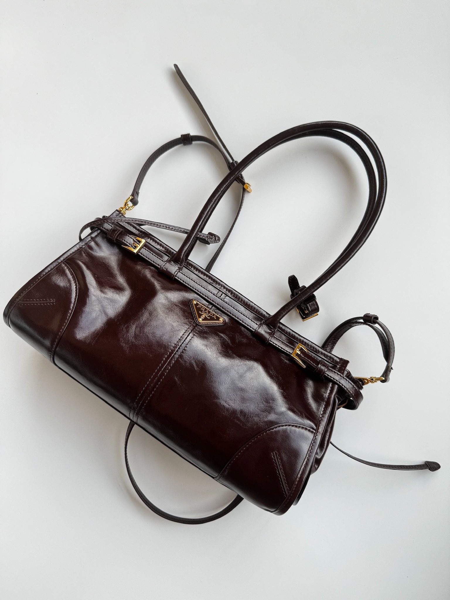 프라다 신상 미디엄 가죽 핸드백