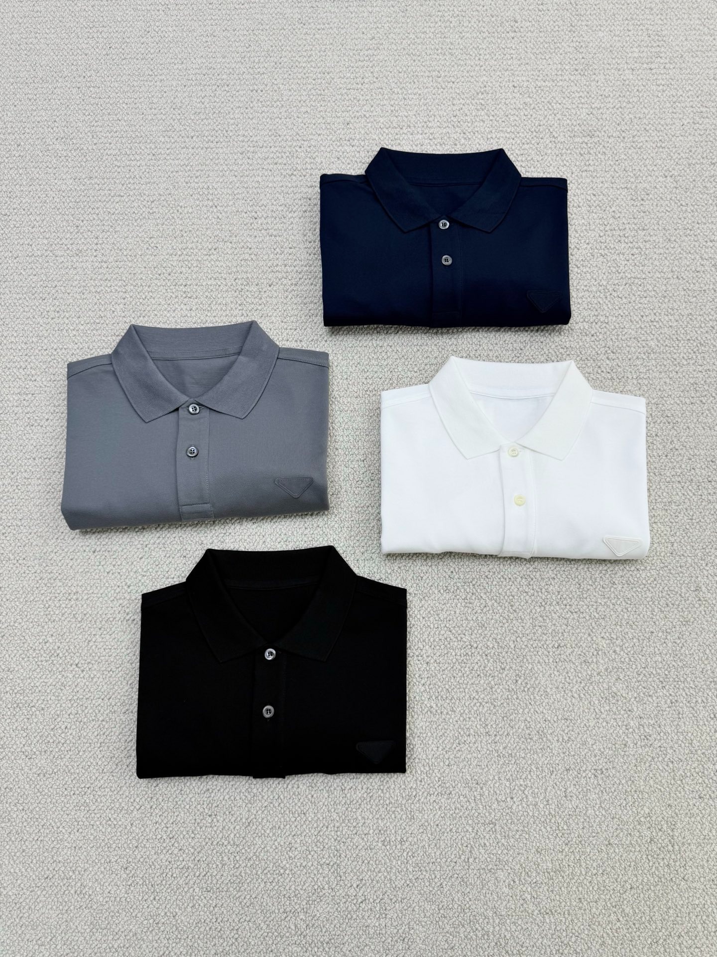 프라다 삼각 로고 칼라 폴로 셔츠