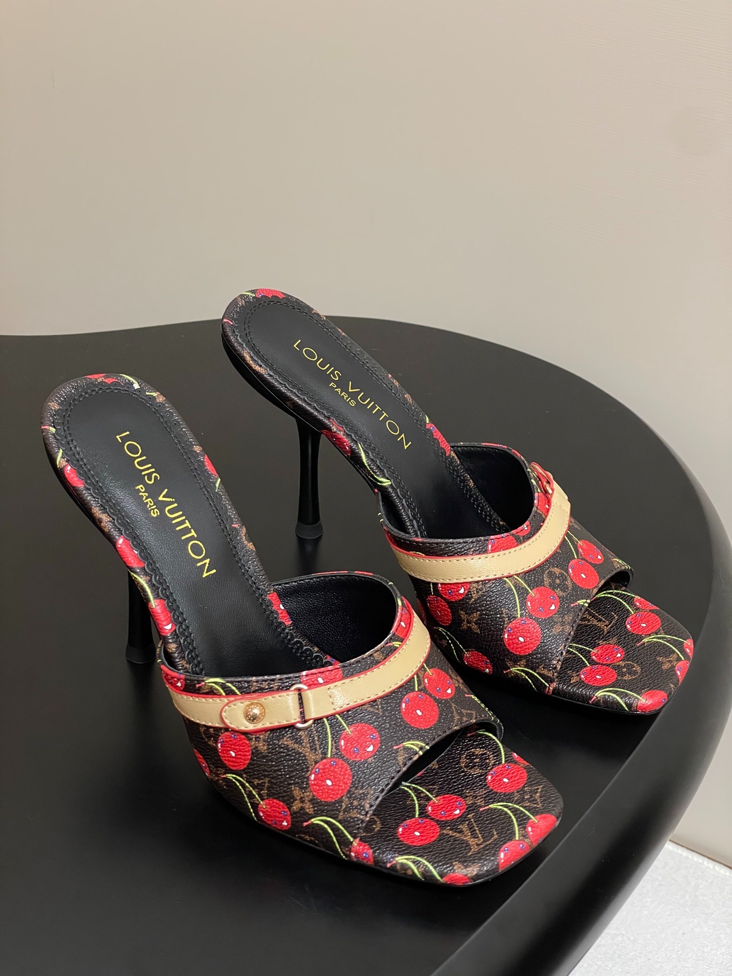 루이비통 25S 봄여름 신상 × 무*카미 슬리퍼