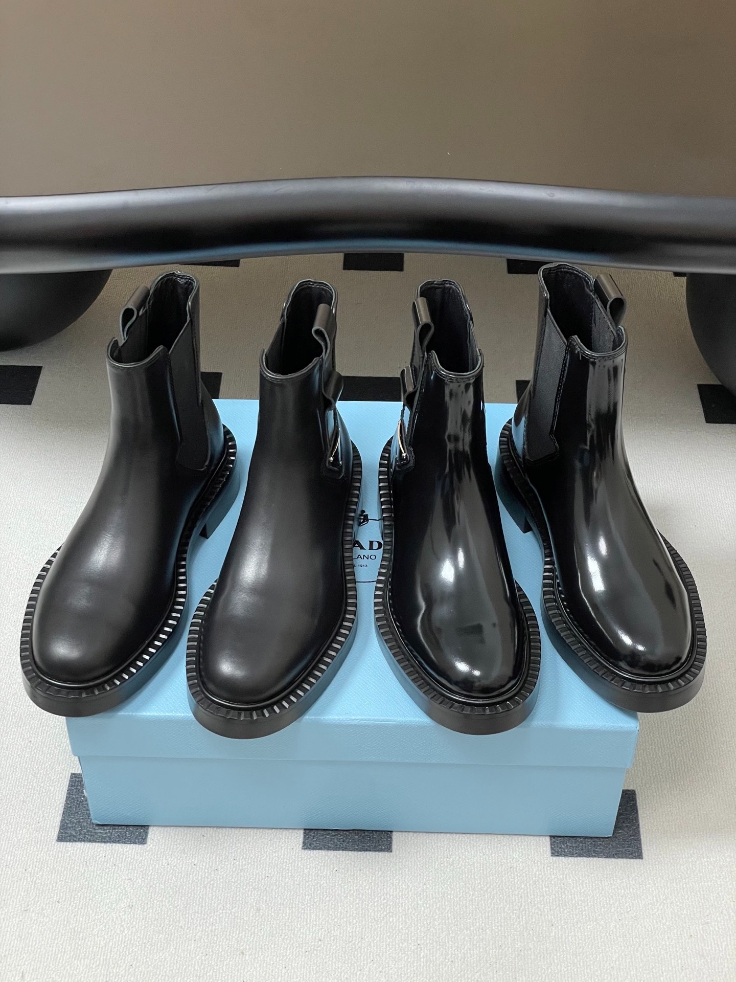 프라다 25Ss 신상 앵클부츠