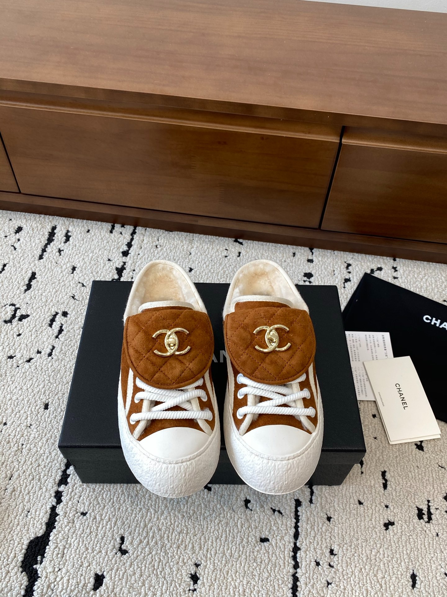 샤넬 25 가을/겨울 신상 스웨이드 세미 슬리퍼