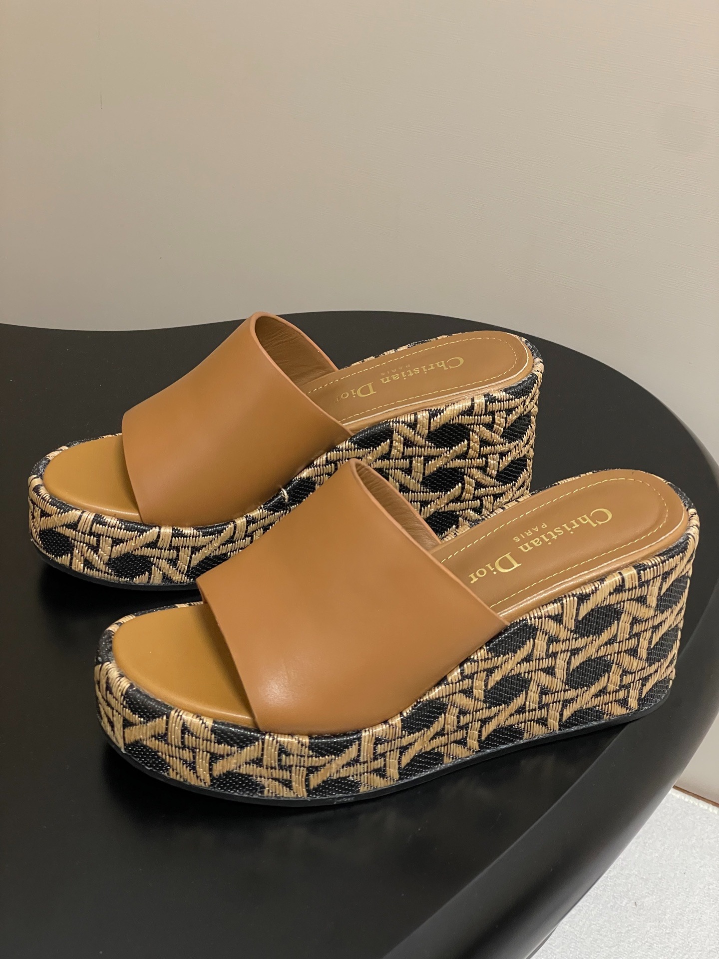 디올 25ss 봄여름 신상 D-Attitude 웨지 슬리퍼