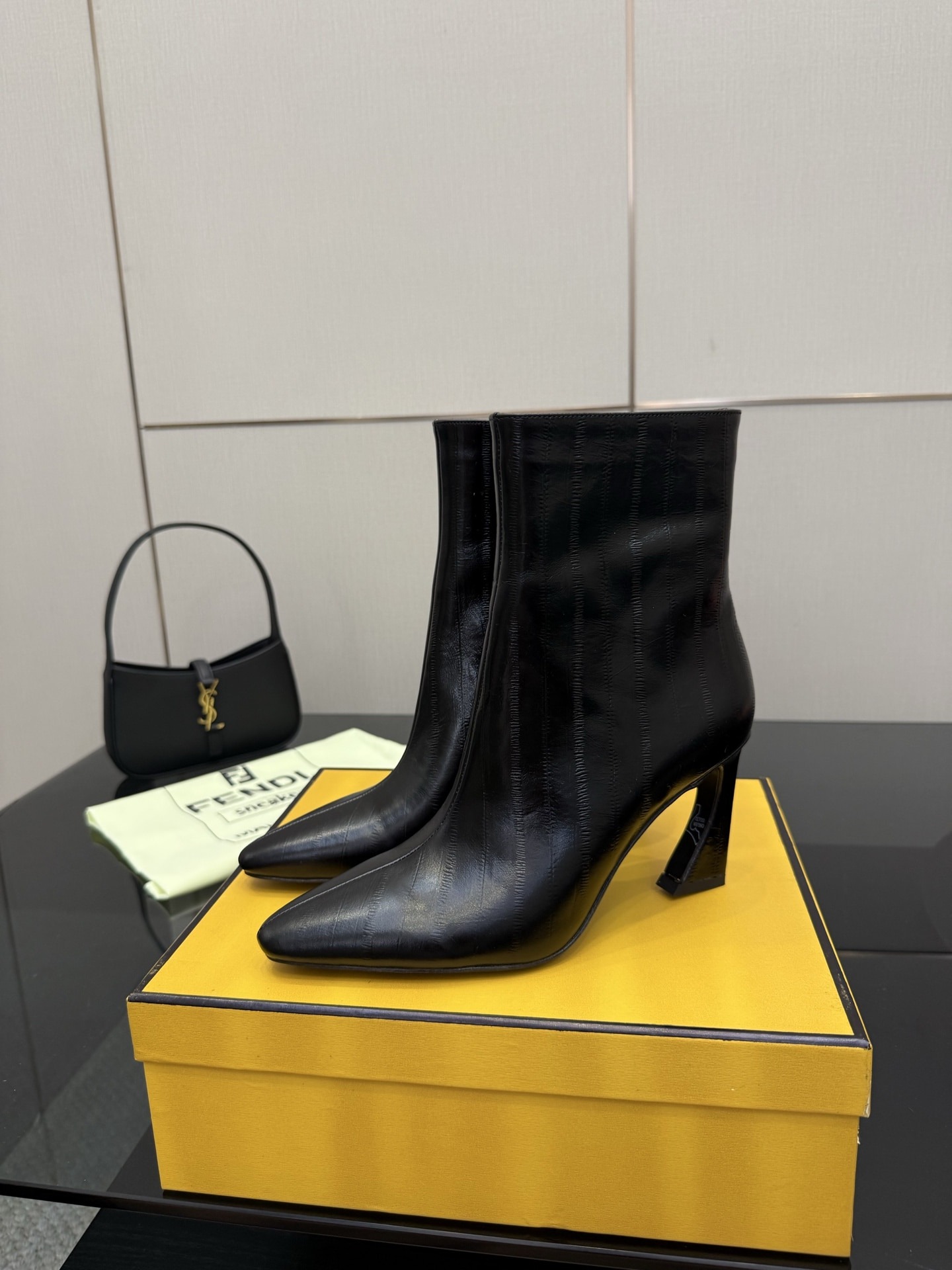 펜디 신상 가죽 부츠