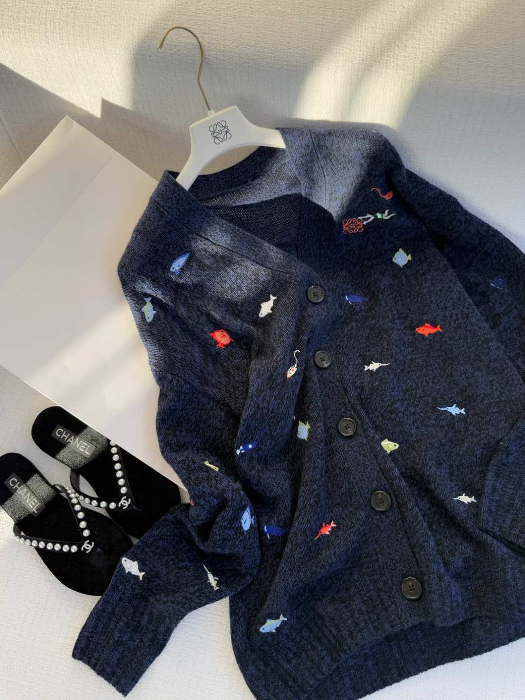 로에베 25년 블루앙고라 V넥 가디건