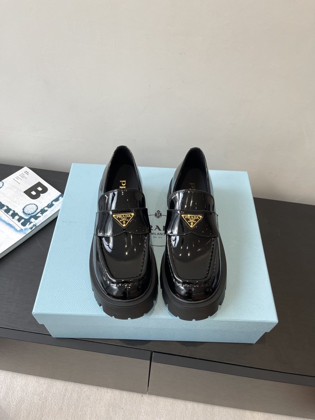 프라다 25ss 신상 통굽 로퍼