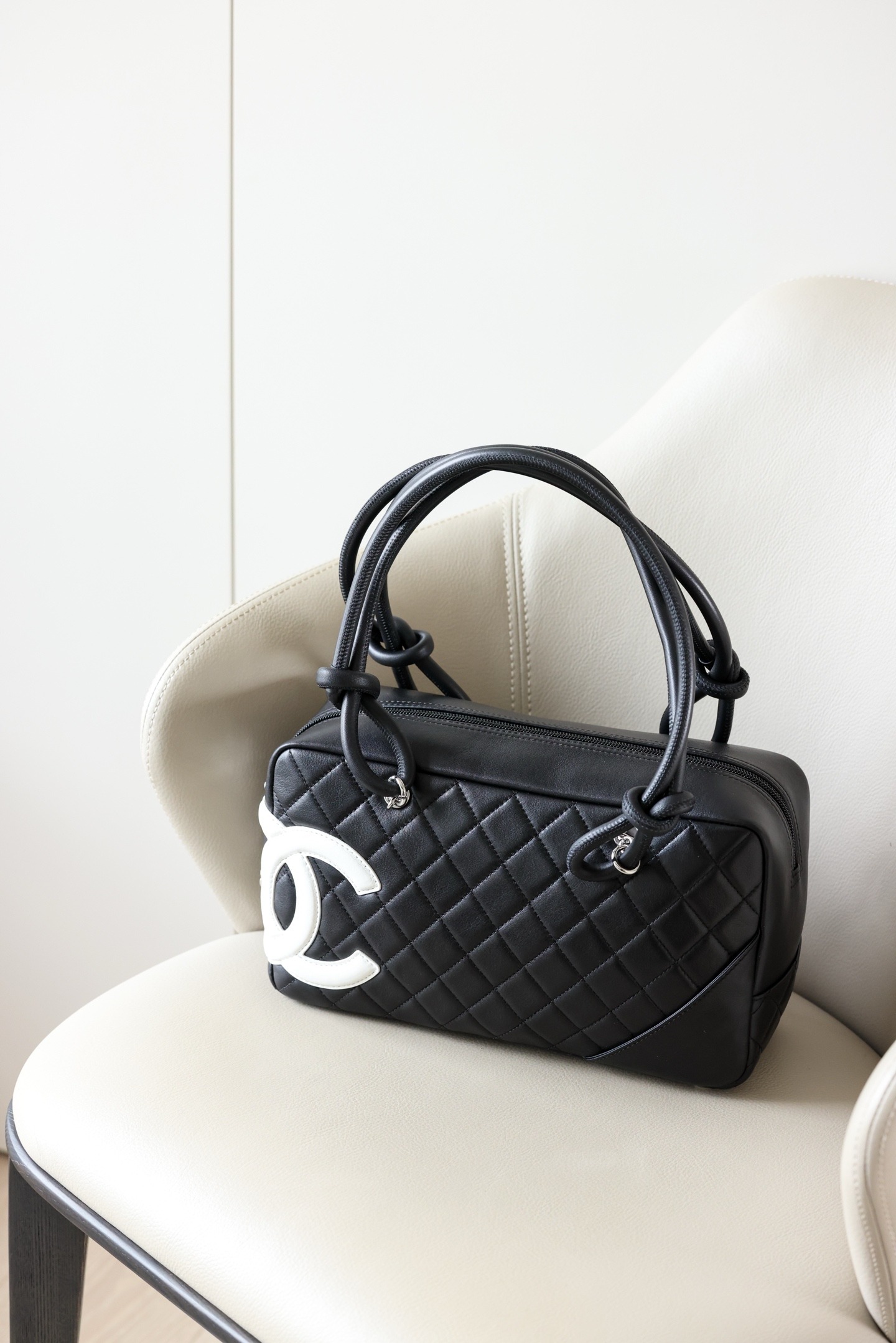 샤넬 깜봉 미디엄 볼링백