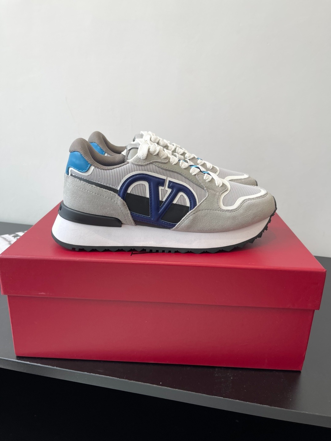 발렌티노 25ss 신상 캐쥬얼 통굽 운동화 (커플)