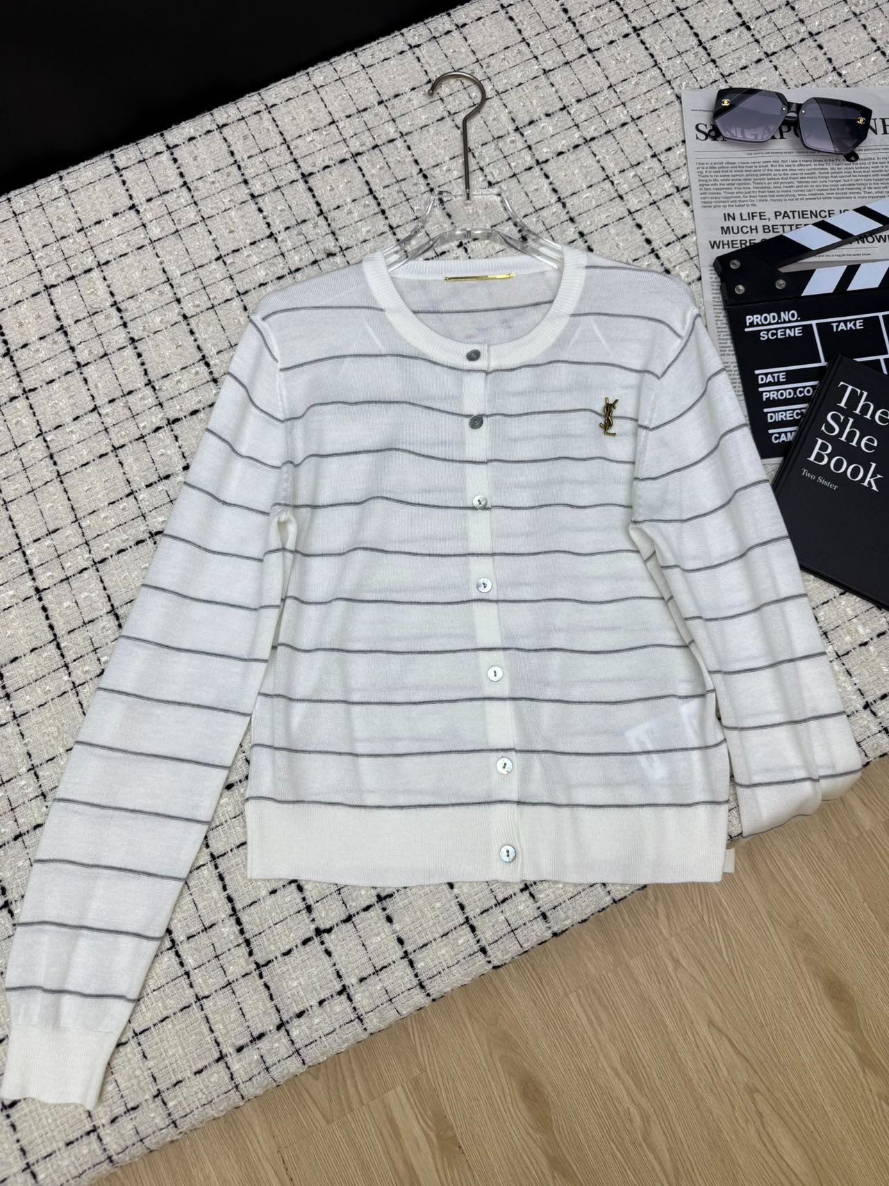 입생로랑 클래식 브로치 니트 가디건