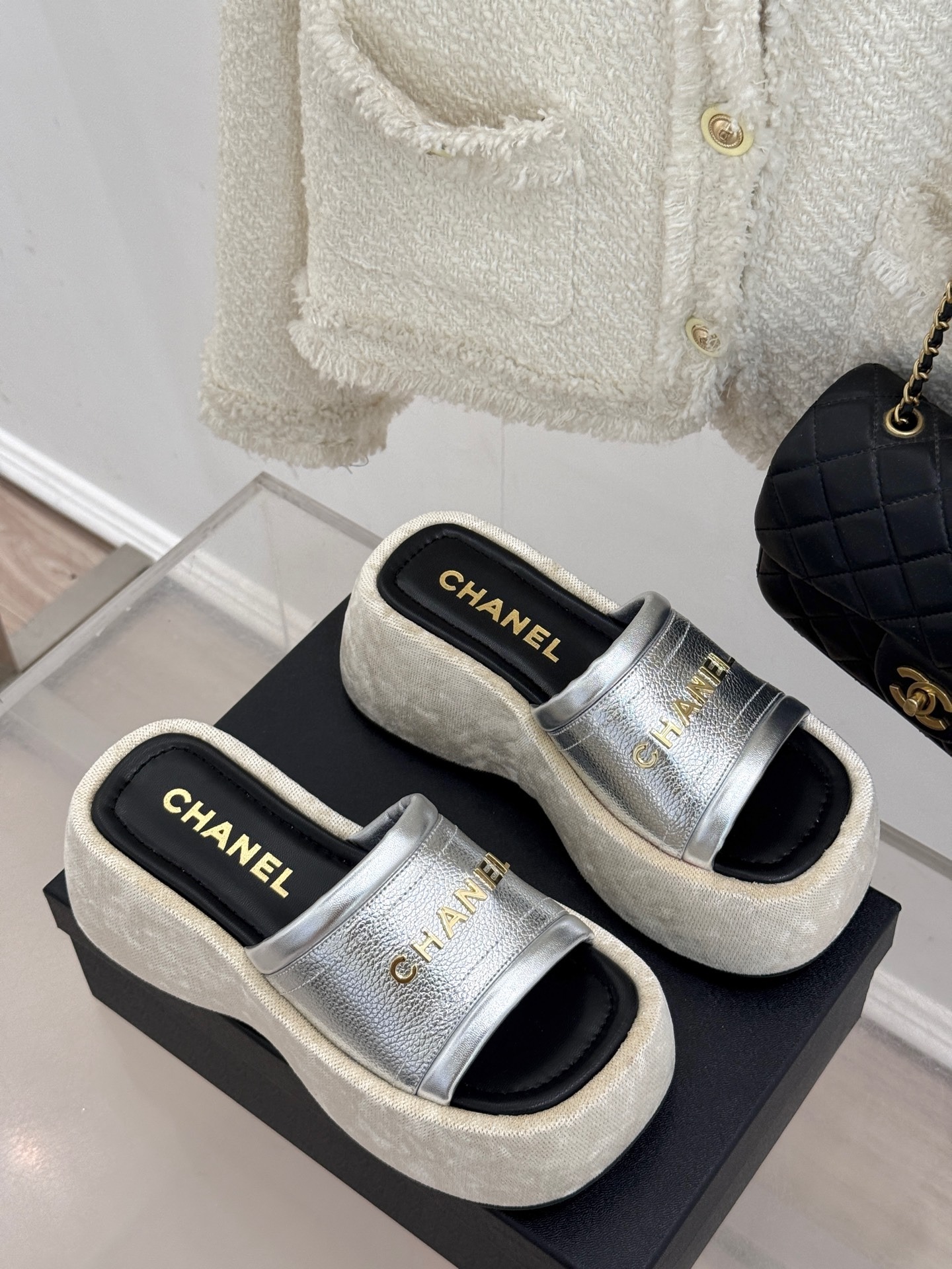 샤넬 25C 신상품 레터링 통굽 슬리퍼