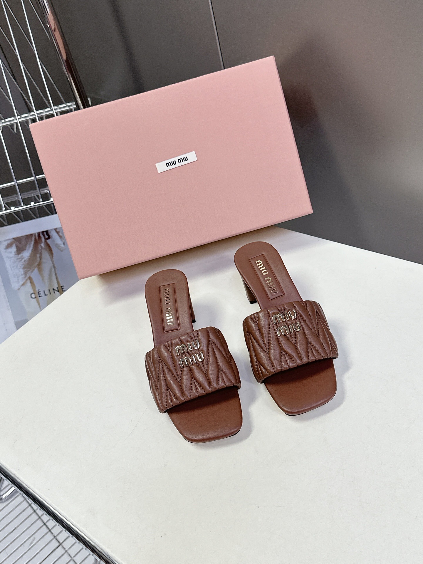 미우미우 봄여름 패션 슬리퍼
