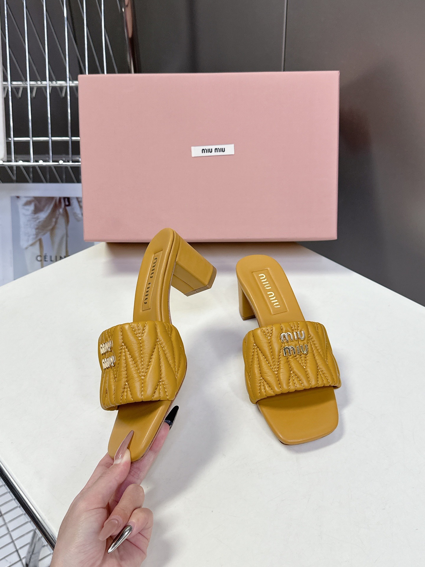 미우미우 봄여름 패션 슬리퍼
