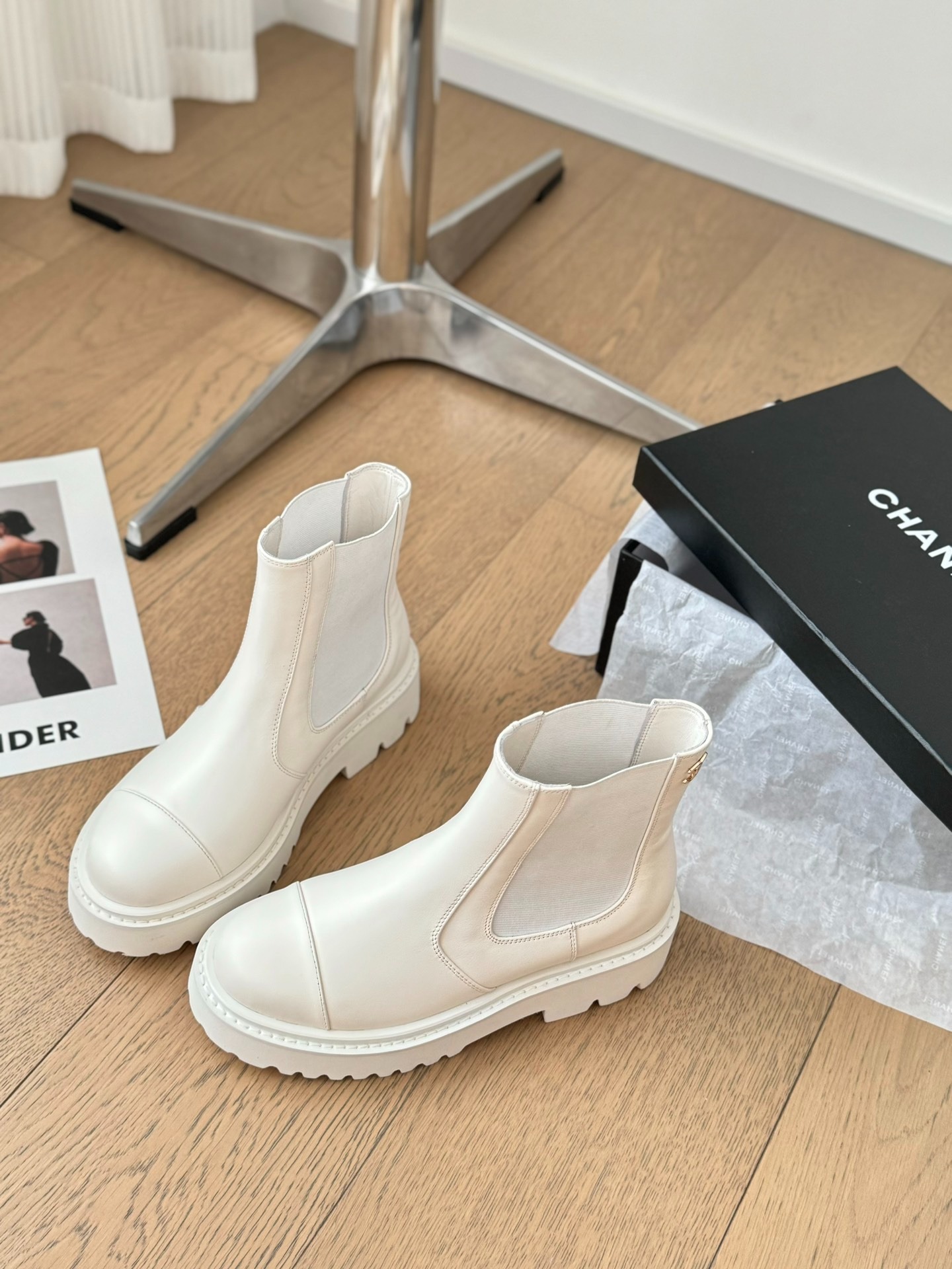 샤넬 25B 신상 통굽 밴딩 앵클부츠