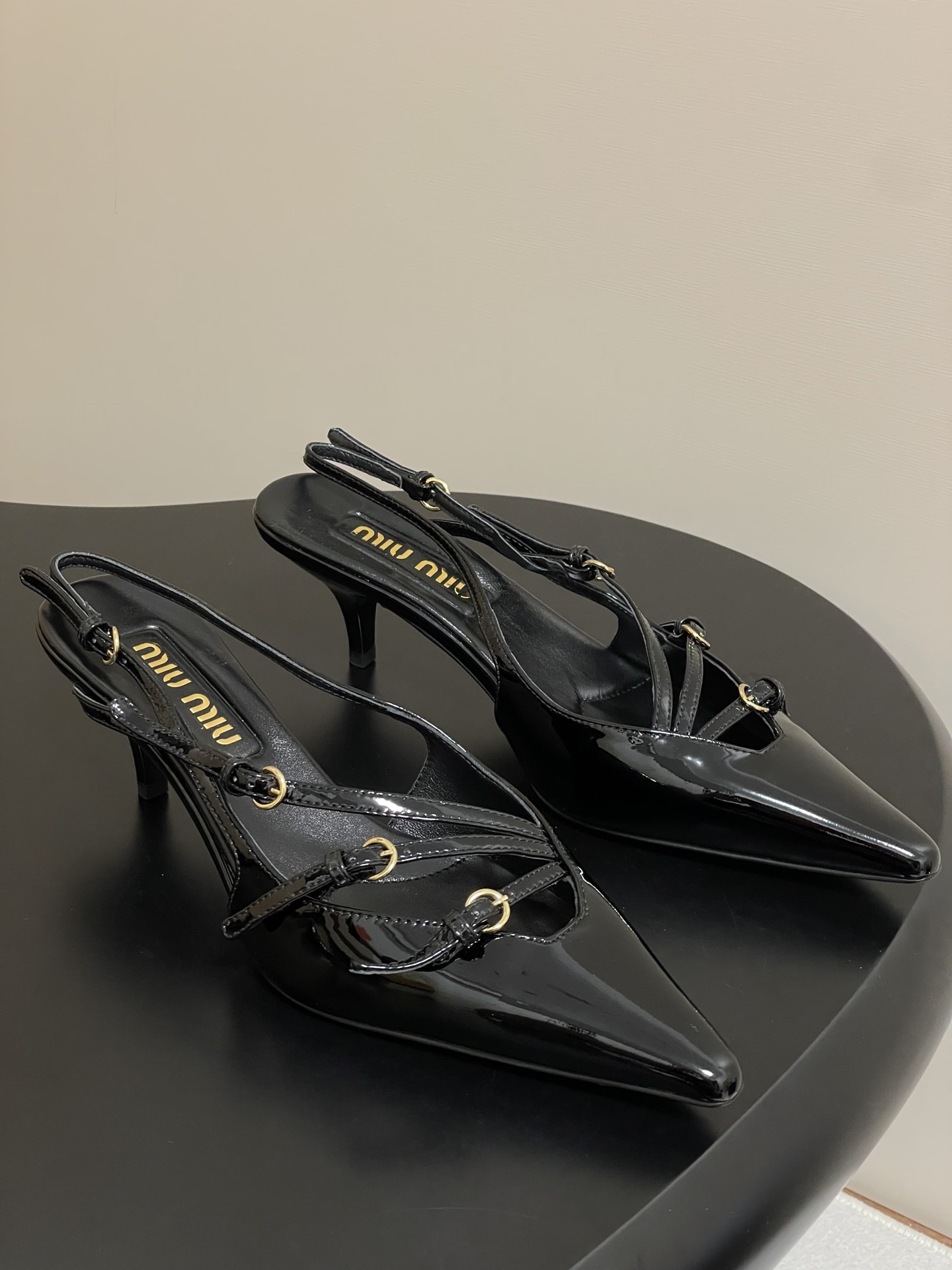 미우미우 신상 스트랩 플랫슈즈 스틸레토 힐