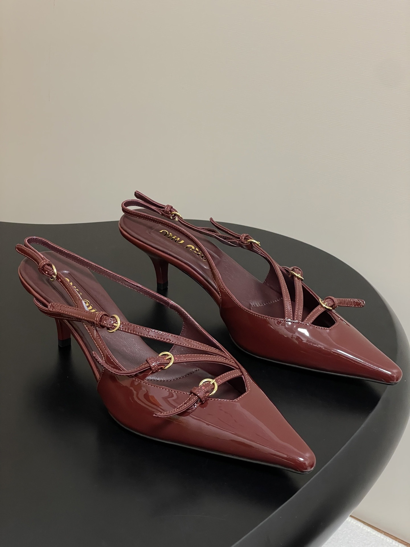 미우미우 신상 스트랩 플랫슈즈 스틸레토 힐