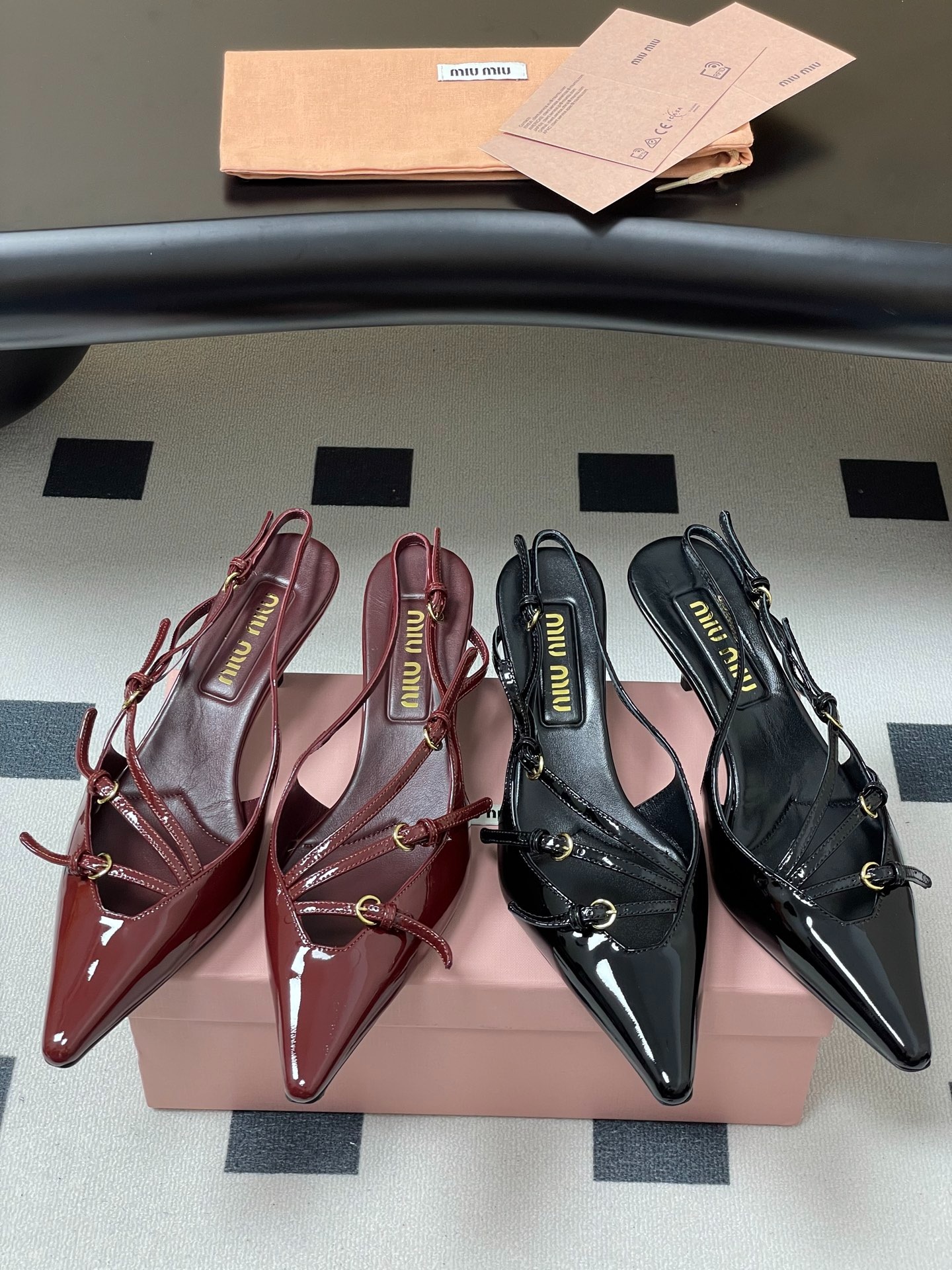미우미우 신상 스트랩 플랫슈즈 스틸레토 힐