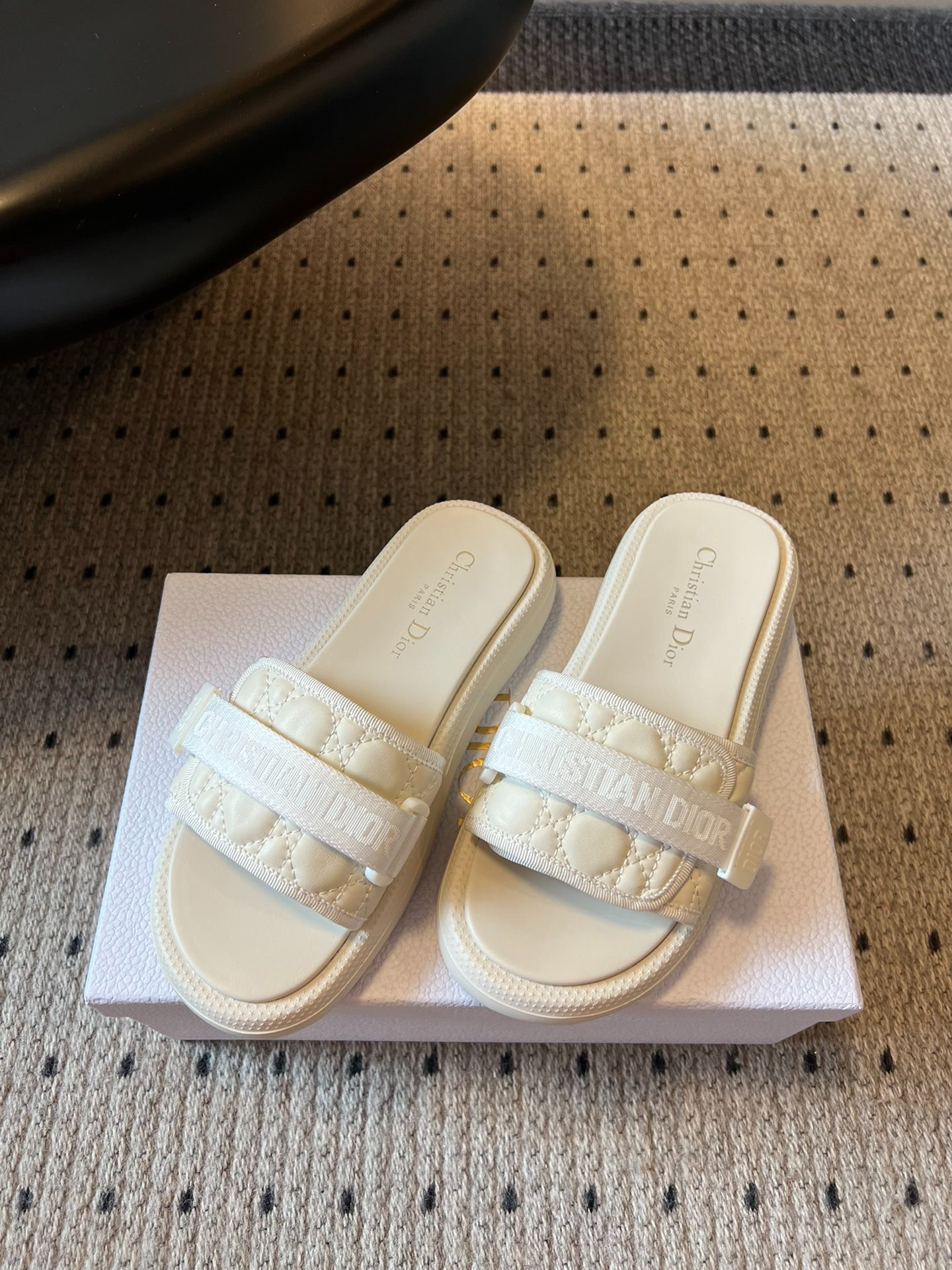 디올 25ss 봄여름 최신 초경량 비치 슬리퍼