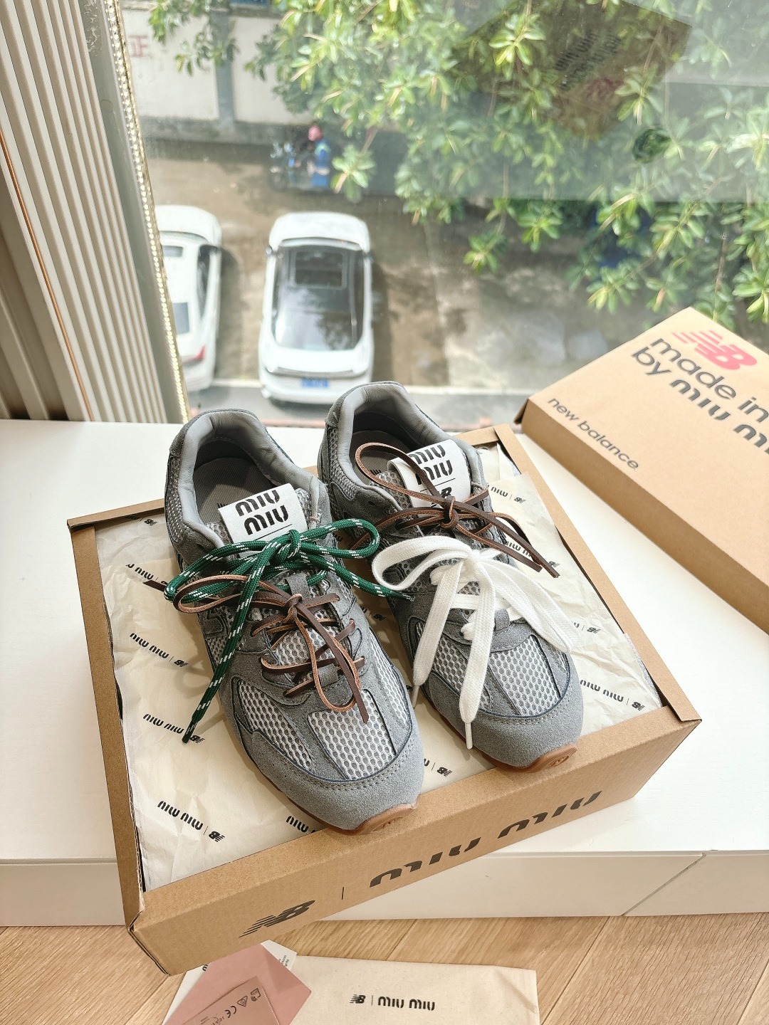 미우미우&뉴*란스 콜라보 메일라드 배색 트레이닝화