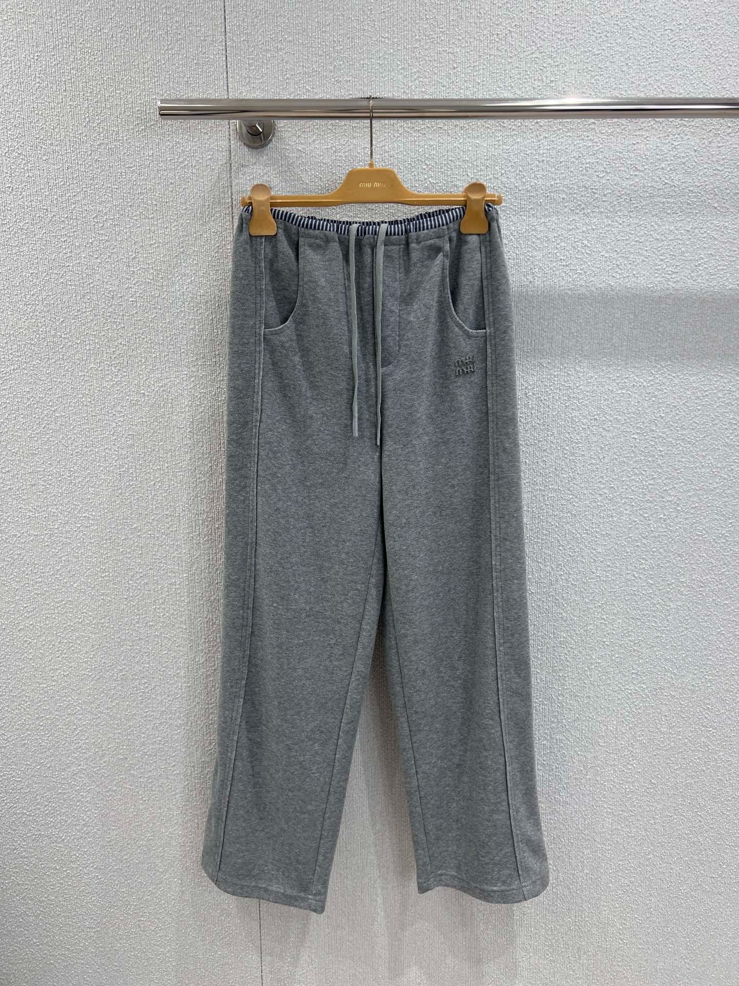 미우미우 25Fw 신상 아플리케 타월 캐주얼 바지