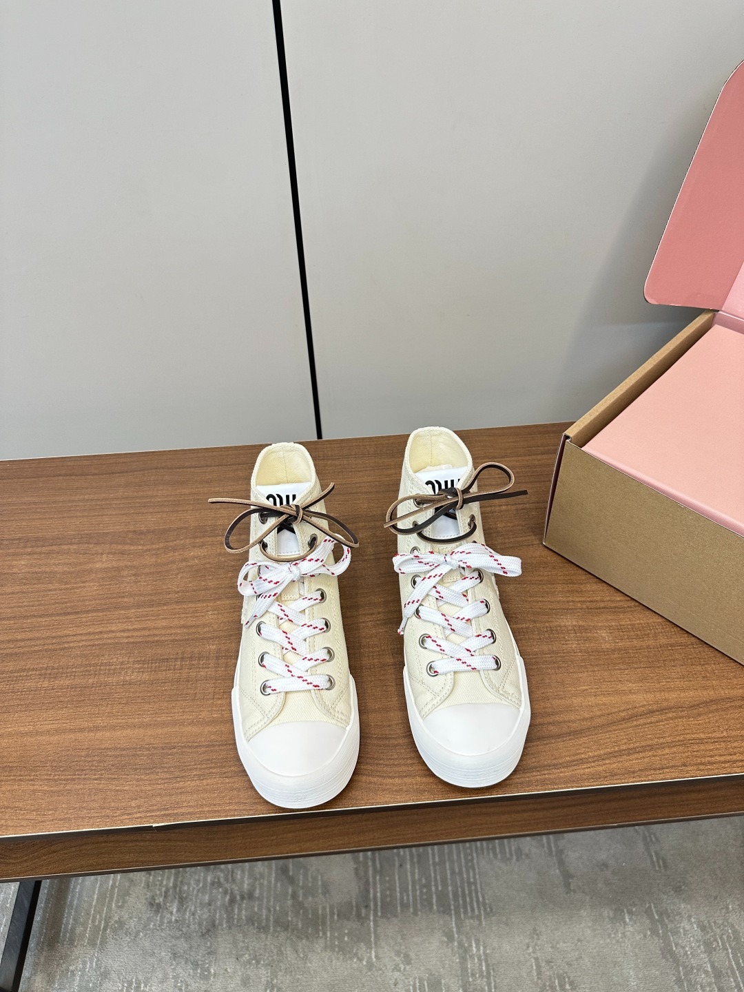 미우미우 2025 신상 자수 슬립온