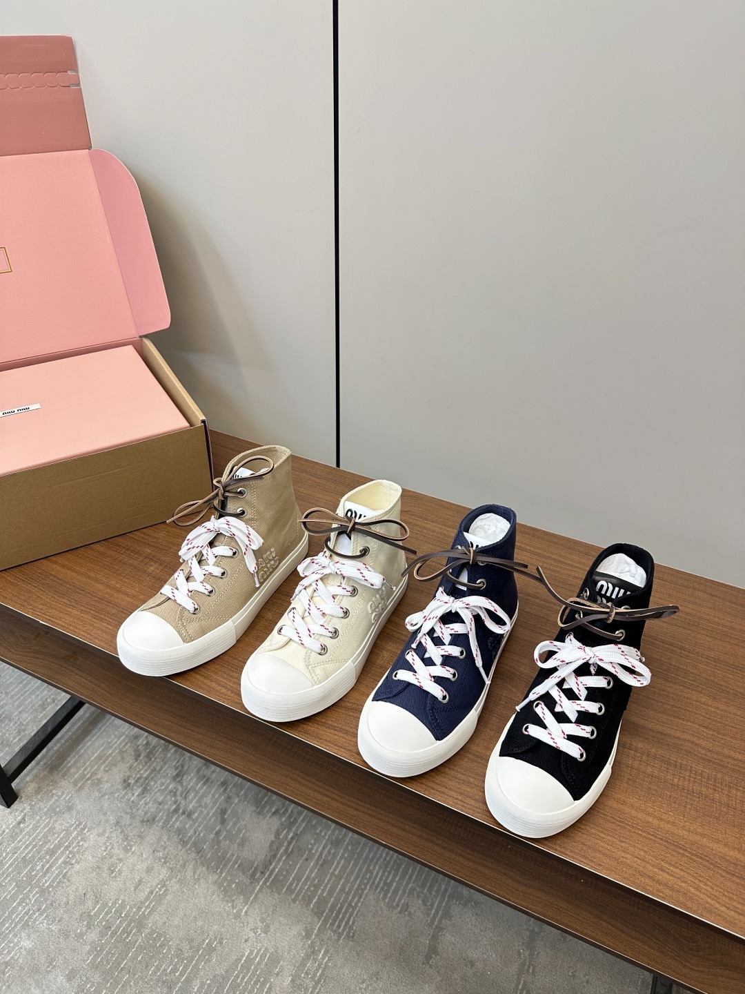 미우미우 2025 신상 자수 슬립온