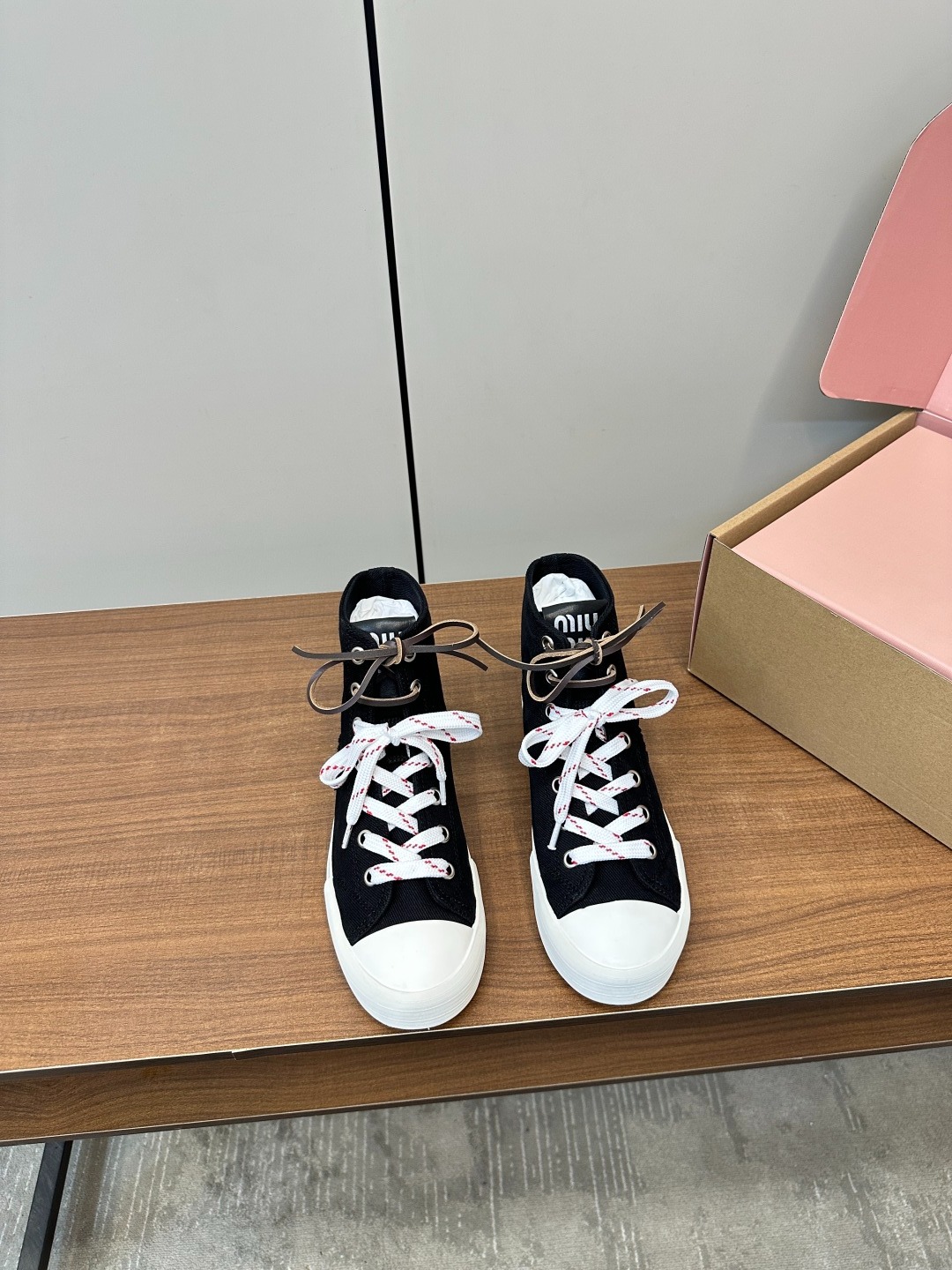 미우미우 2025 신상 자수 슬립온