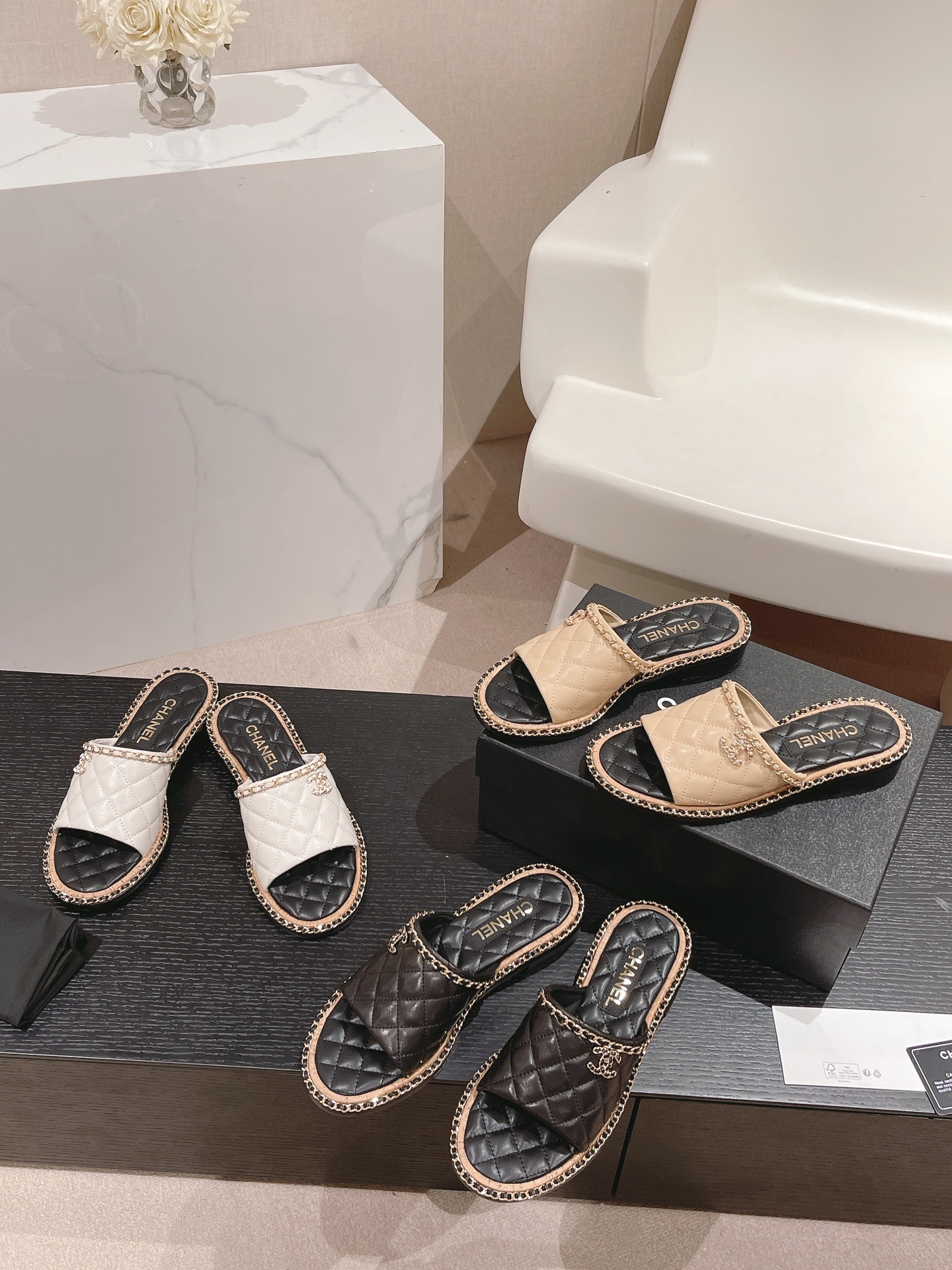 샤넬 슬립온 체인 퀼팅 슬리퍼