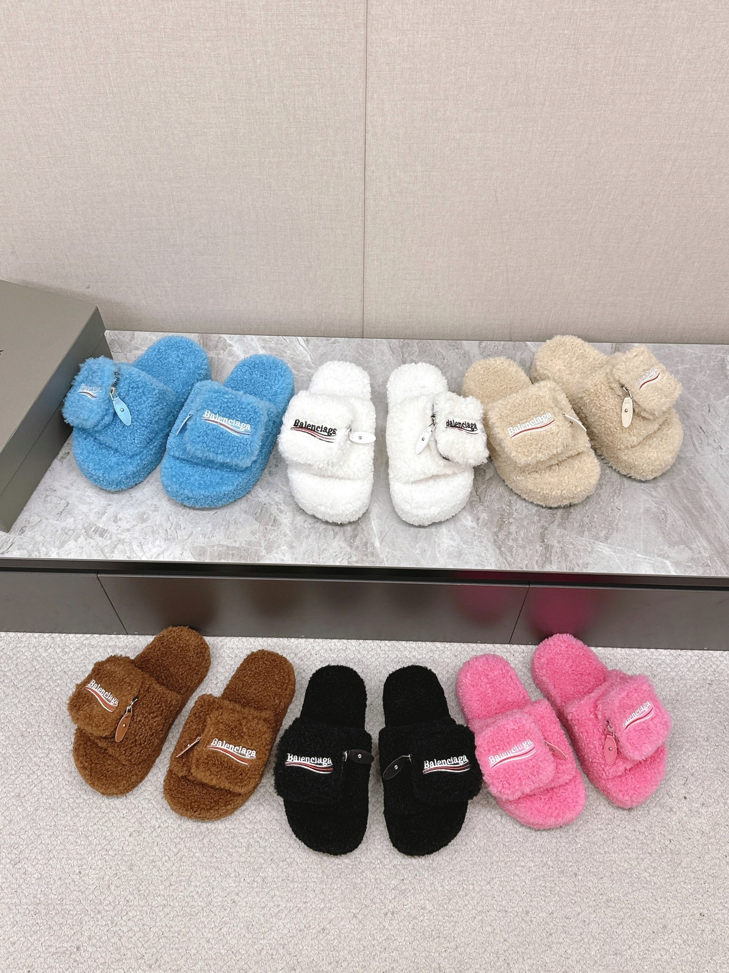 발렌시아가 신상 털 슬리퍼