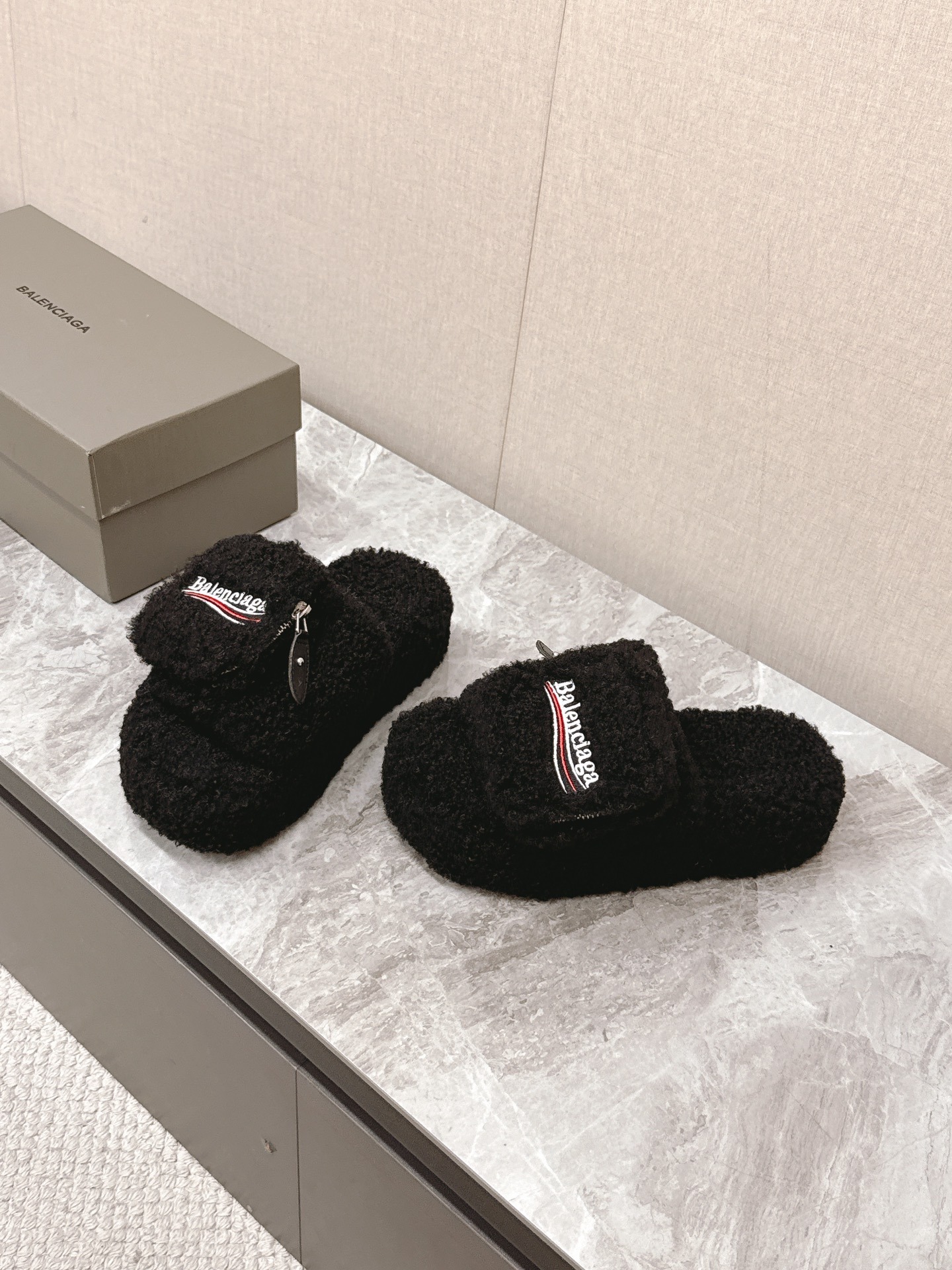 발렌시아가 신상 털 슬리퍼