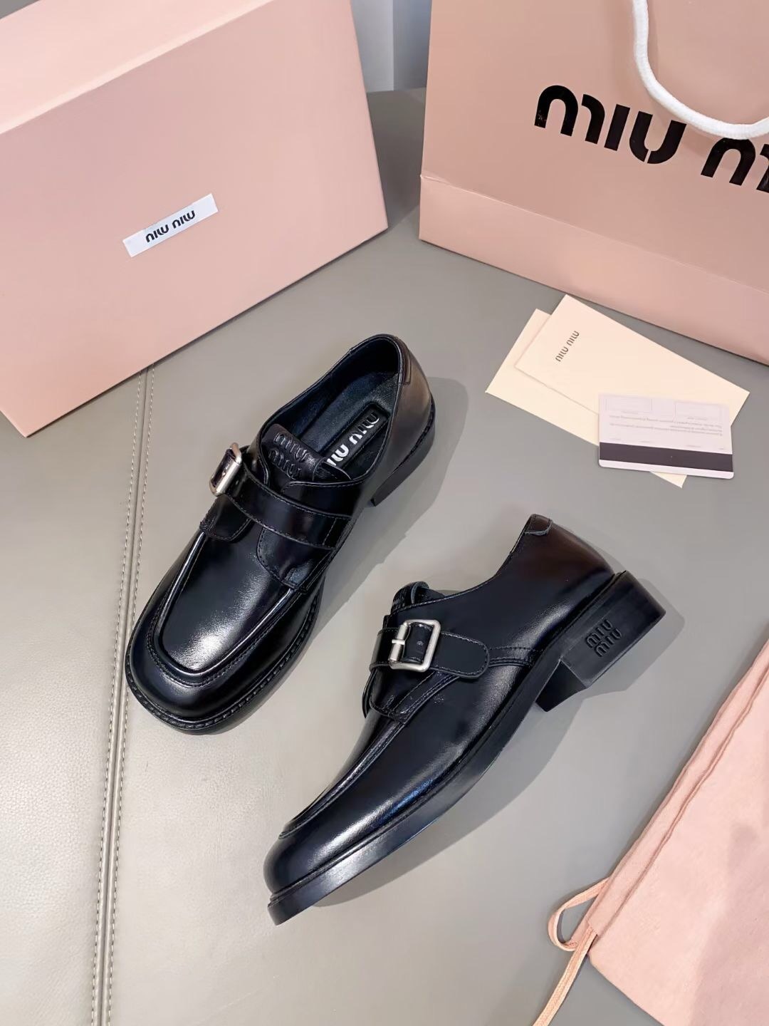 미우미우 25ss 봄여름 버클 가죽 스니커즈