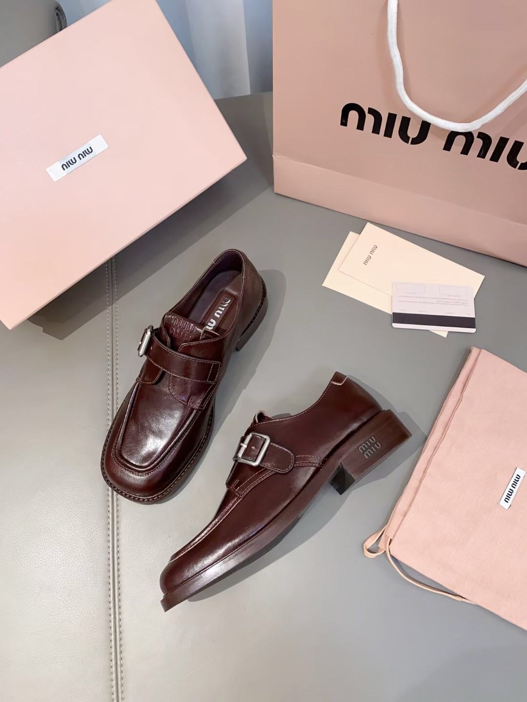 미우미우 25ss 봄여름 버클 가죽 스니커즈