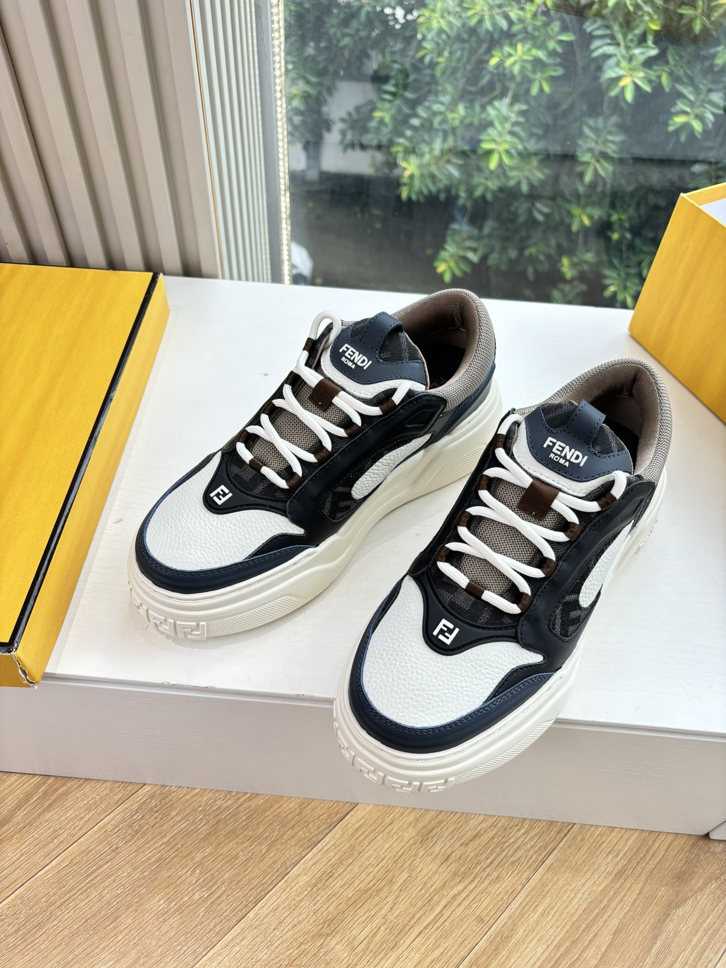 펜디 25 신상 클래식 스니커즈